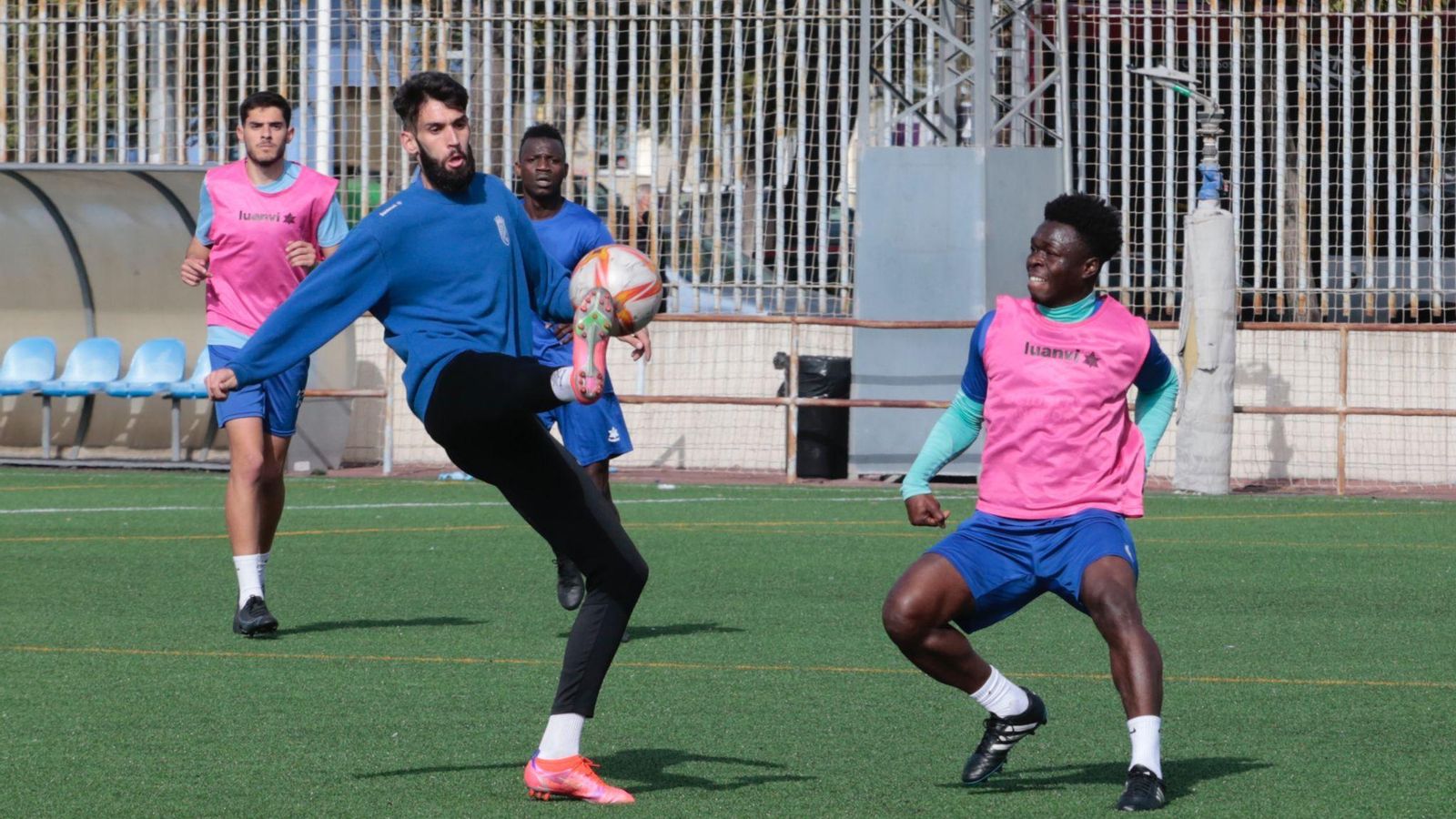 Borja, en la imagen junto a Appiah, ya entrena con normalidad.