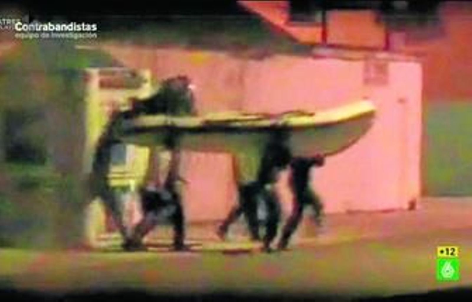 Dos momentos del programa. Arriba, el paso de una lancha para alijar tabaco y, abajo, jóvenes lanzadores.