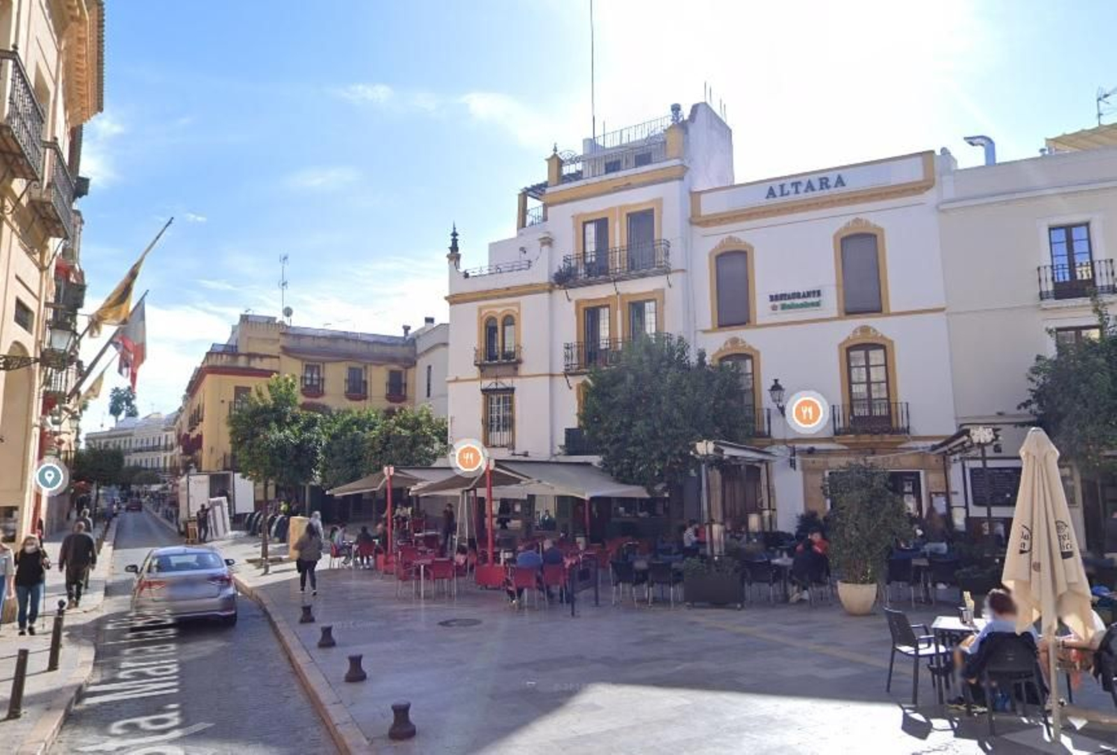 El negocio de hostelería de la plaza de Santa María la Blanca es el más afectado por los cortes de luz