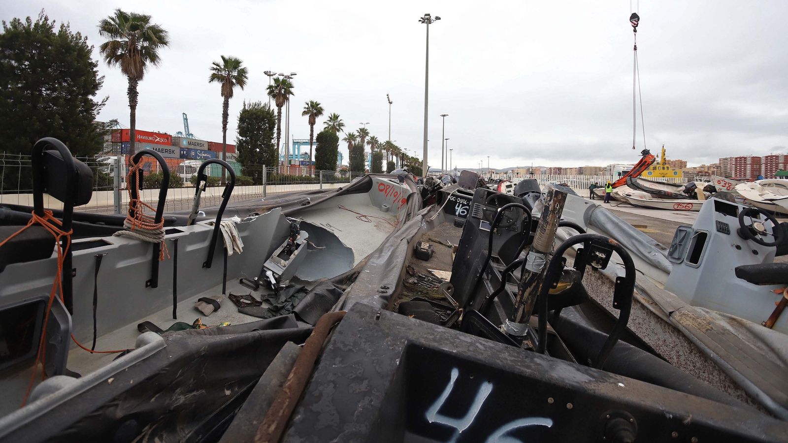 Fotos de la retirada de las narcoembarcaciones del puerto de Algeciras