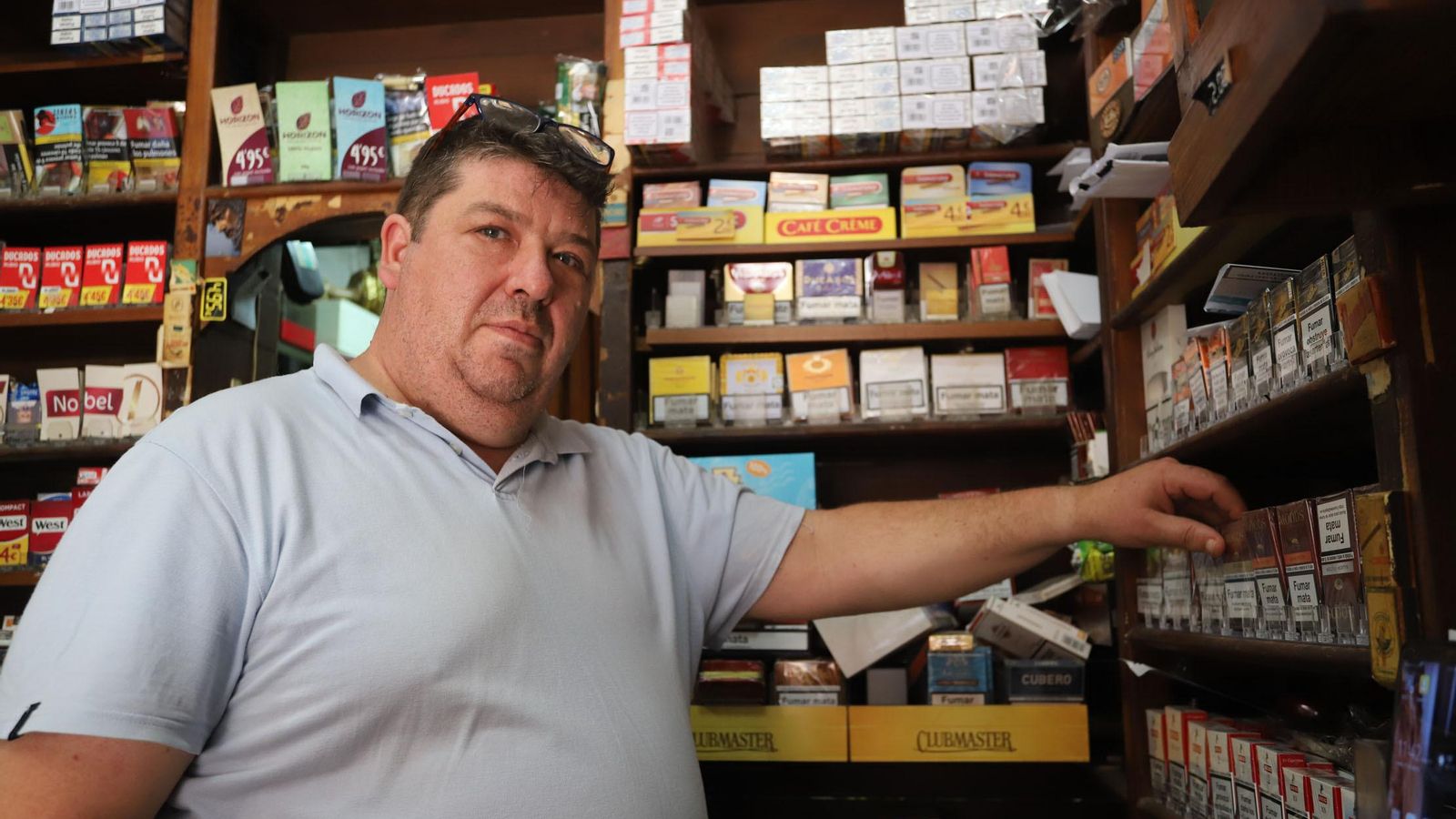 Vicente regenta el estanco de la calle Palacio, en Huelva.