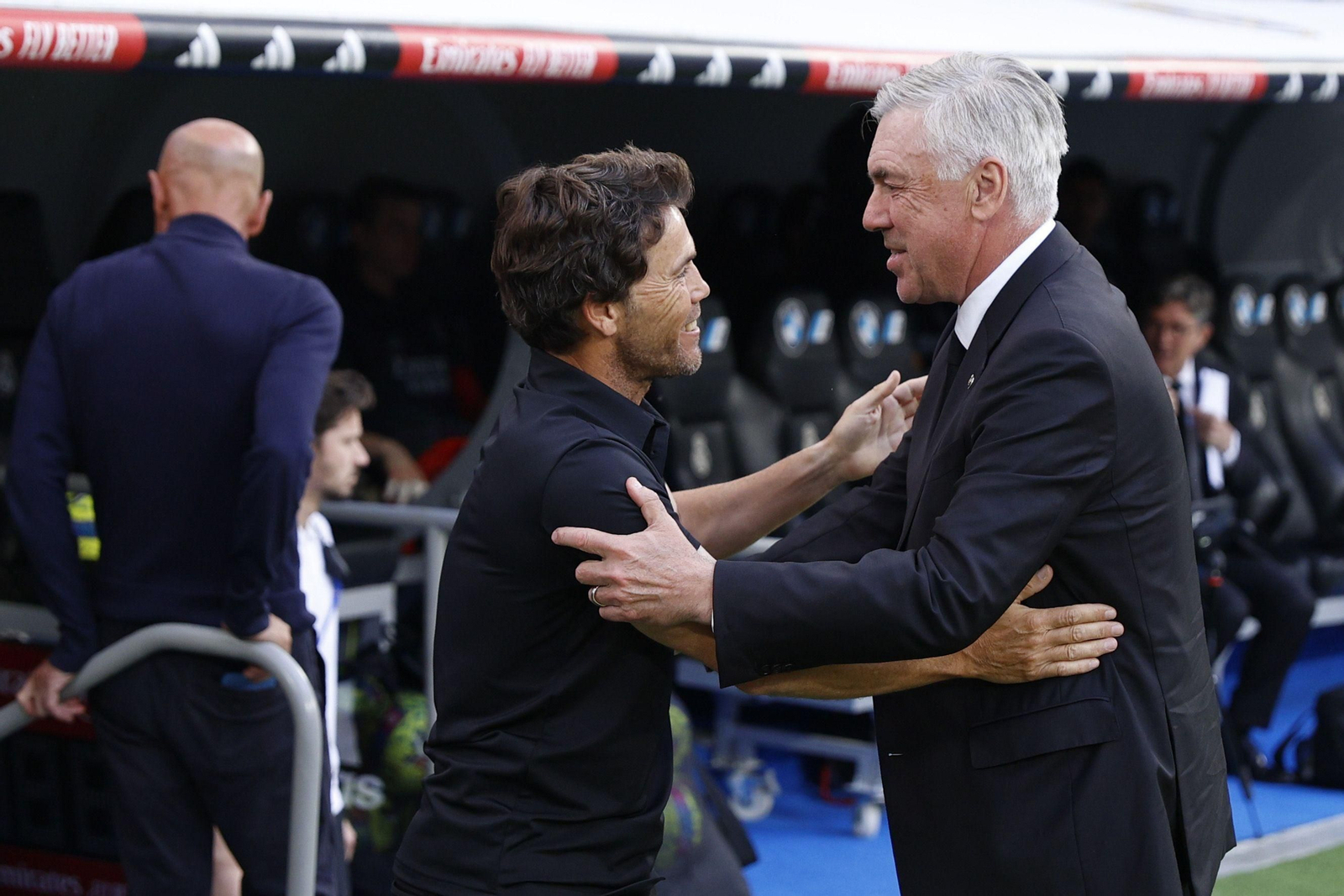 Rubi y Ancelotti se saludan antes del partido en el Santiago Bernabéu.