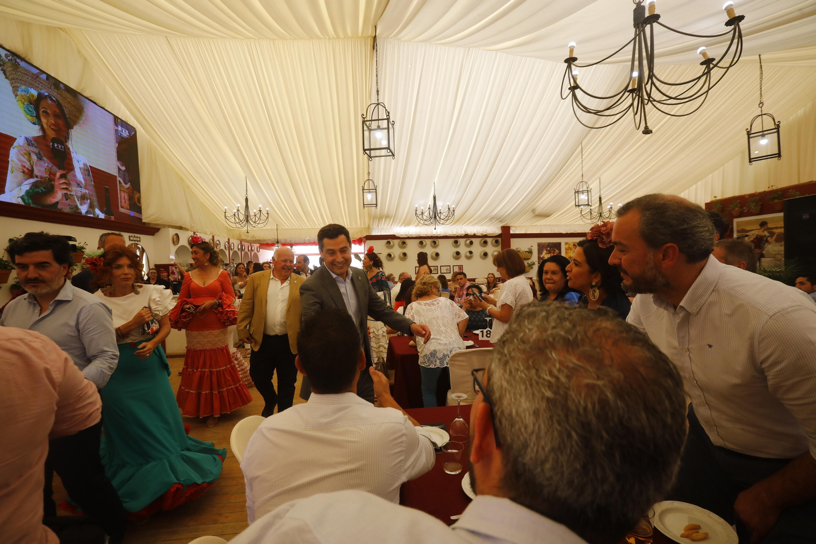 La visita de Juanma Moreno a la Feria de Córdoba, en imágenes