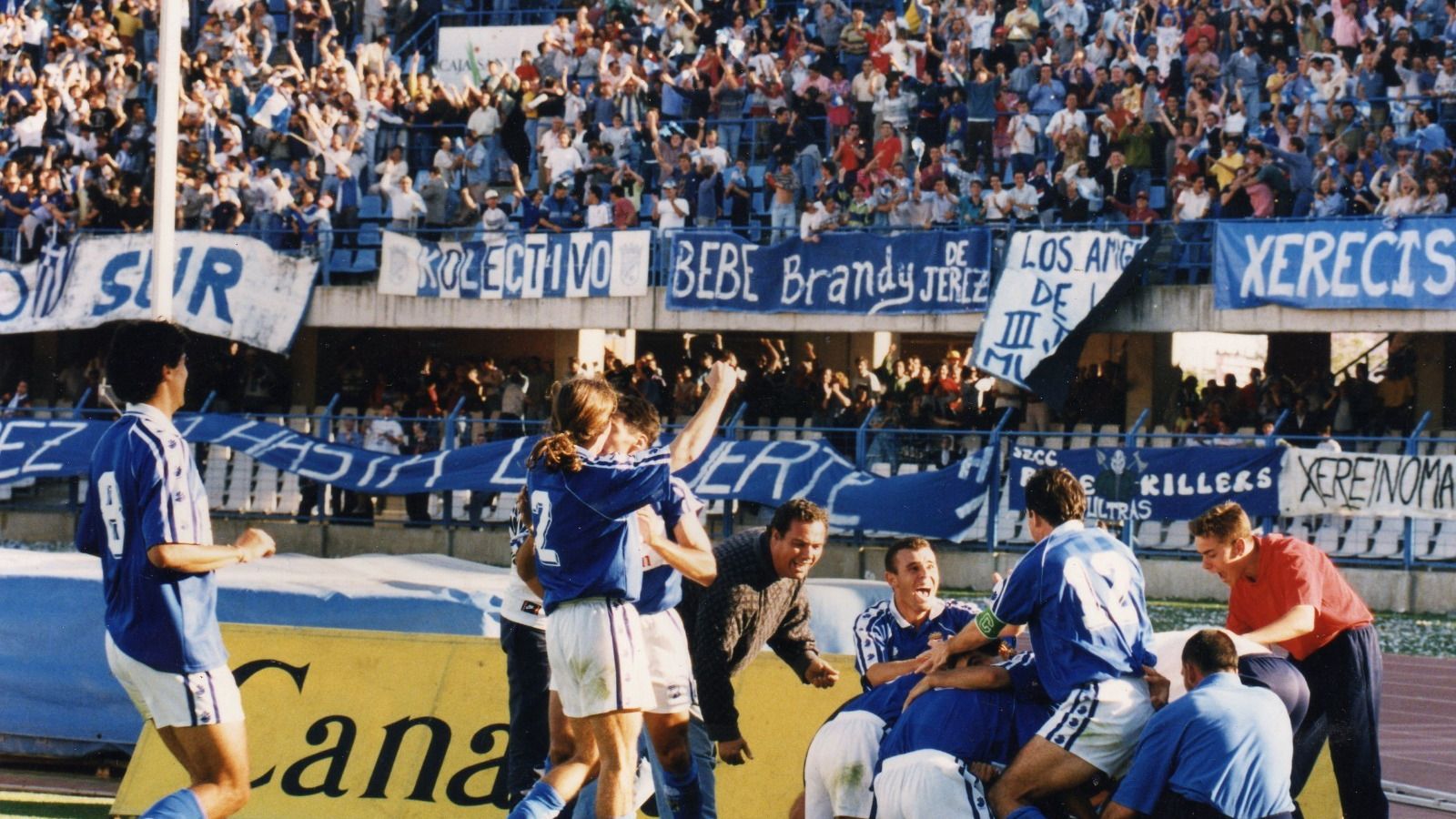 Los jugadores del Xerez CD abrazan Fernando Román tras su gol para celebrar el ascenso a 2ª A con la Gramanet.
