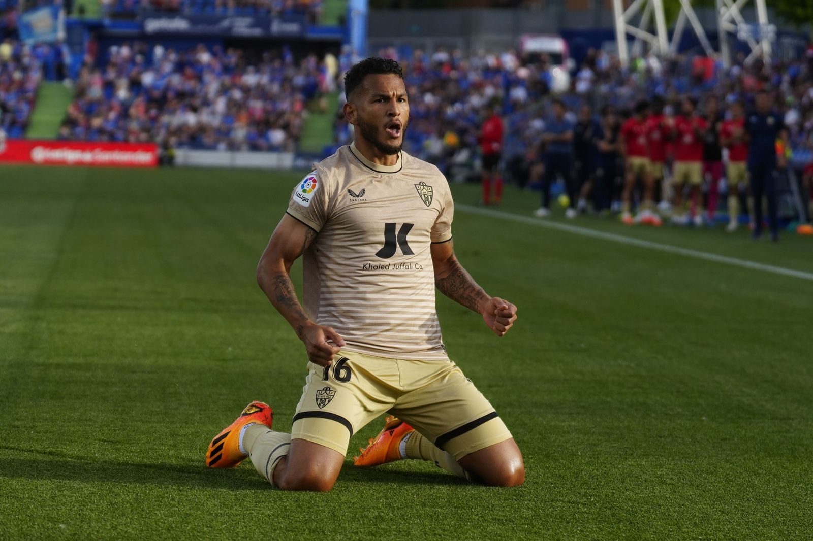 Luis Suárez celebra uno de los dos goles logrados en el Coliseum de Getafe.