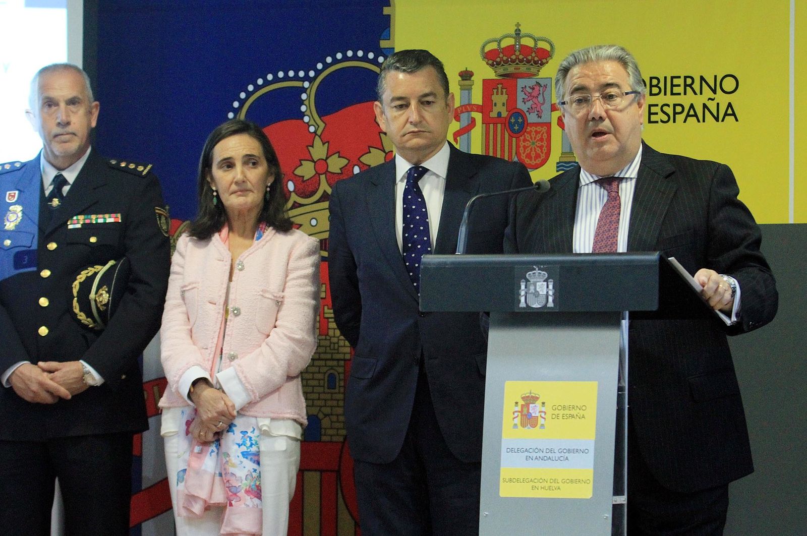 Juan Ignacio Zoido, ministro del Interior, presenta en la Comandancia de la Guardia Civil la nueva versión de AleryCops y el dispositivo del Rocío y posteriormente acude a la Diputación de Huelva para visitar la exposición sobre el terrorismo, en imágenes