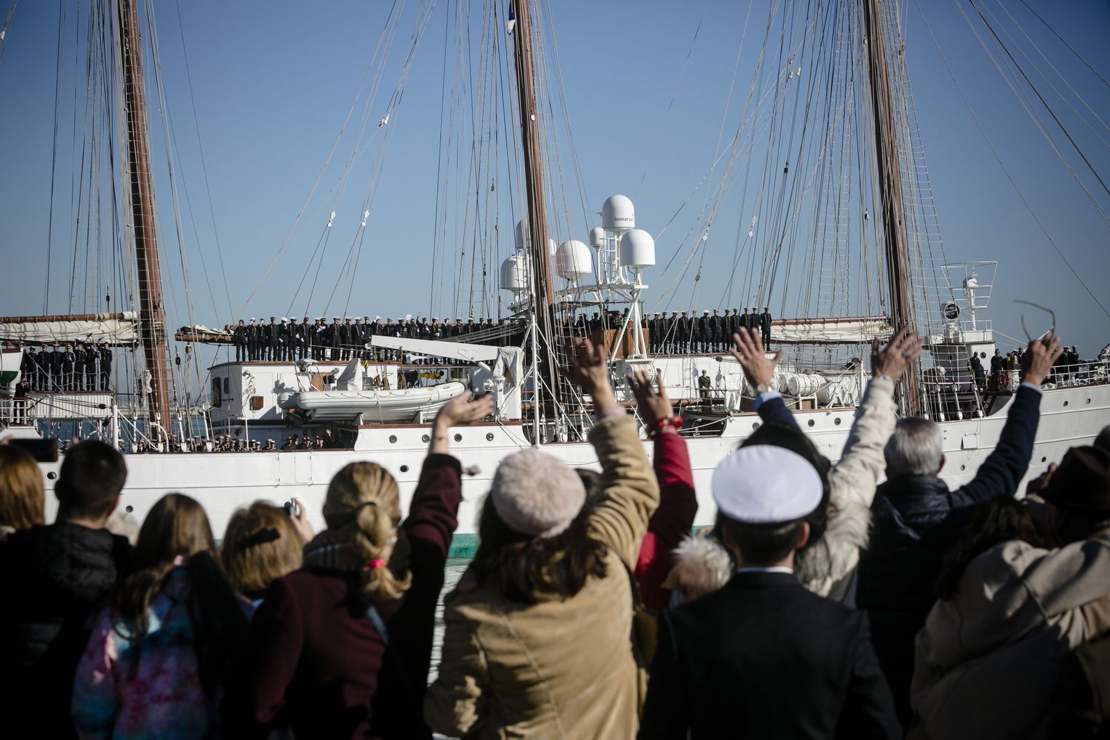 El buque escuela de la Armada saliendo de Cádiz el pasado enero.