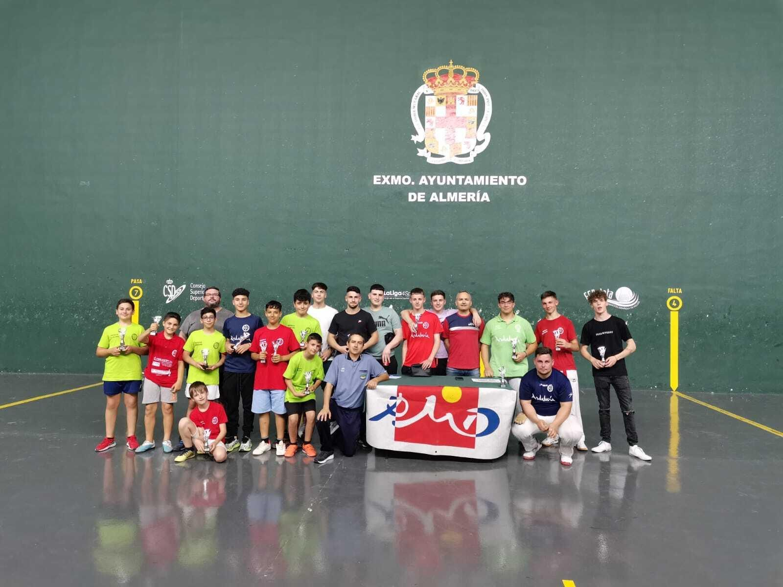 Los ganadores de frontón de los Juegos Deportivos Municipales posan con sus trofeos tras la entrega de premios.