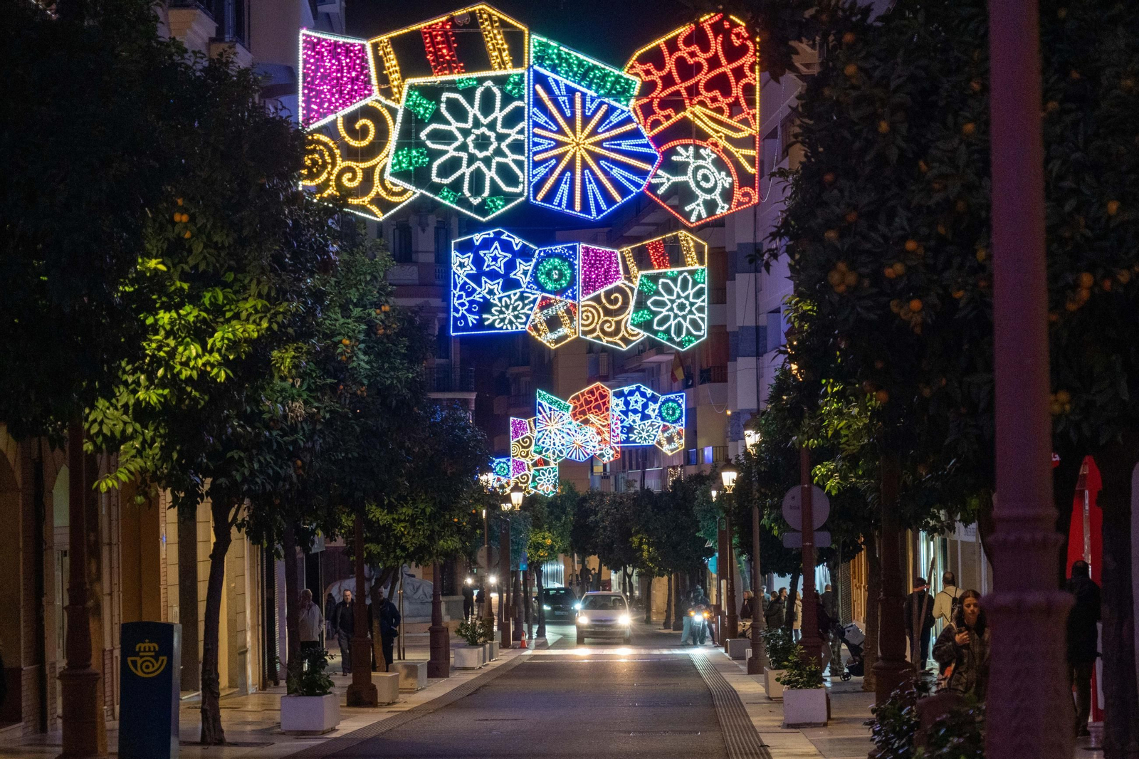 Imágenes de la ciudad de Huelva iluminada por las luces de Navidad