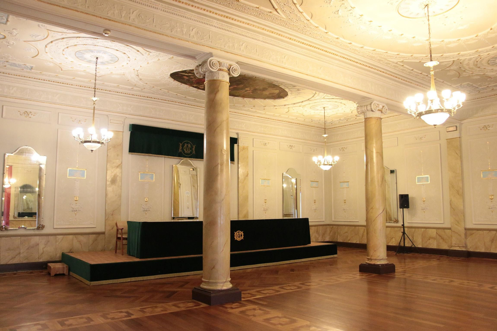 Así de espectaculares son los salones del Círculo Mercantil de Almería