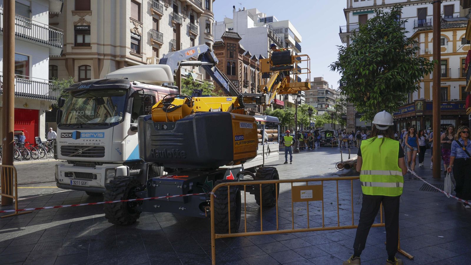 La instalación de las estructuras en la Campana. La instalación de las estructuras en la Campana.