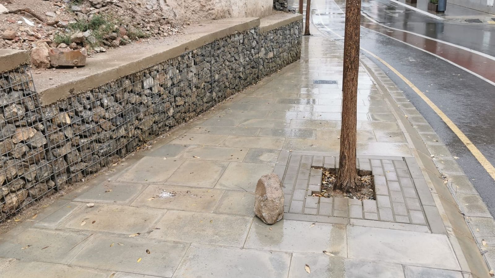 Una de las piedras que han cedido sobre la acera de la calle Pósito.