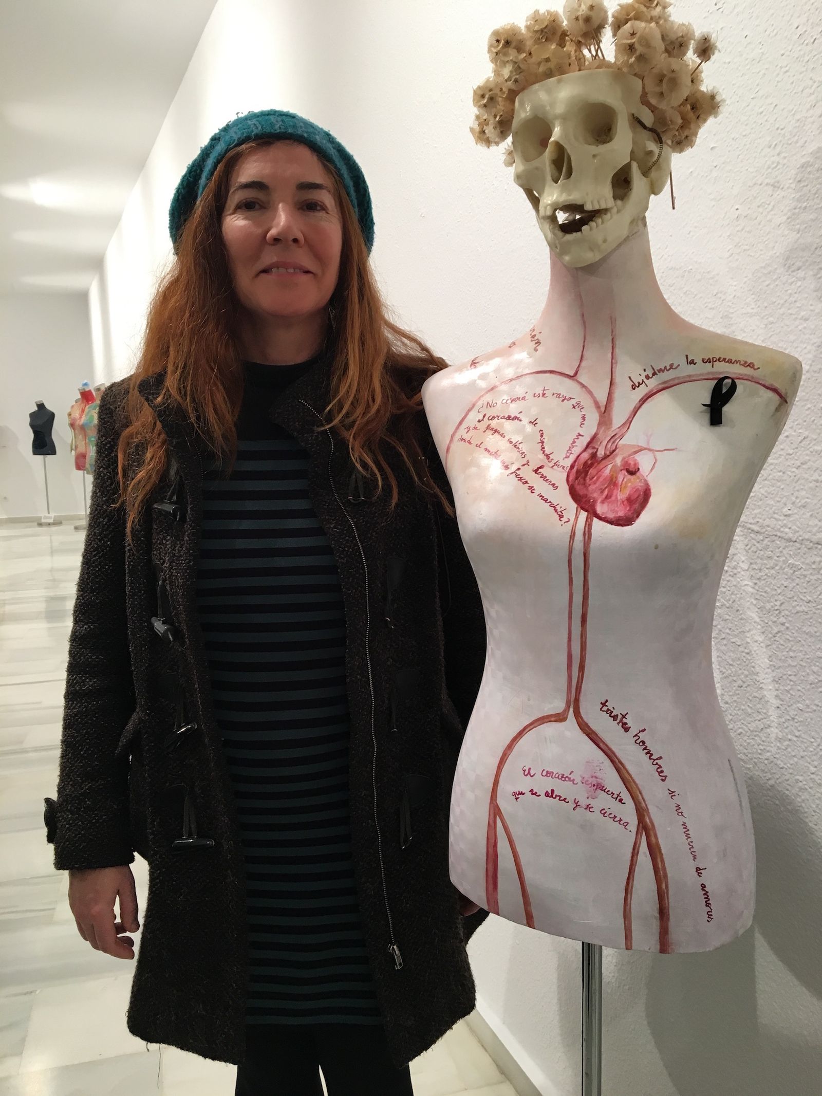 Ángeles de la Torre junto a su obra