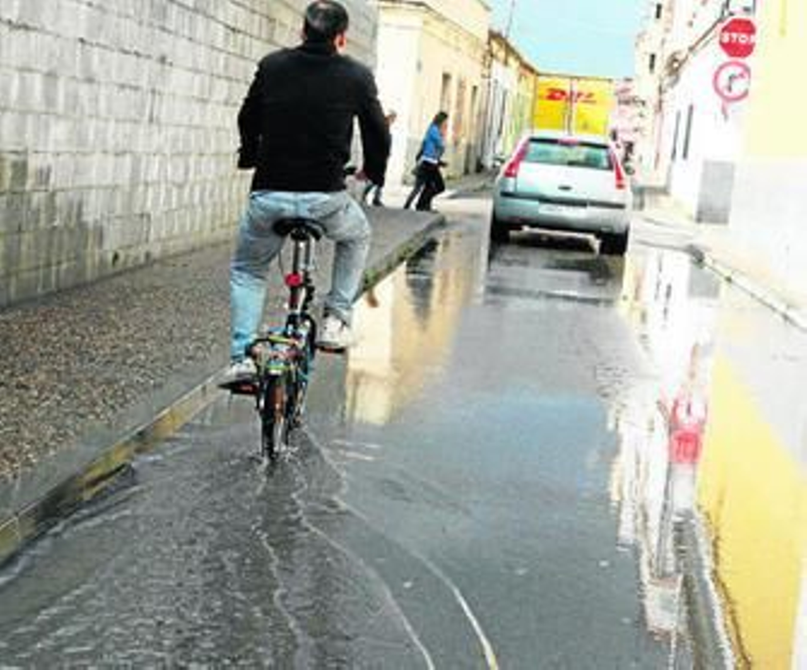 Instantánea tomada hace unas semanas de una fuga de fecales en la calle Pedreras.