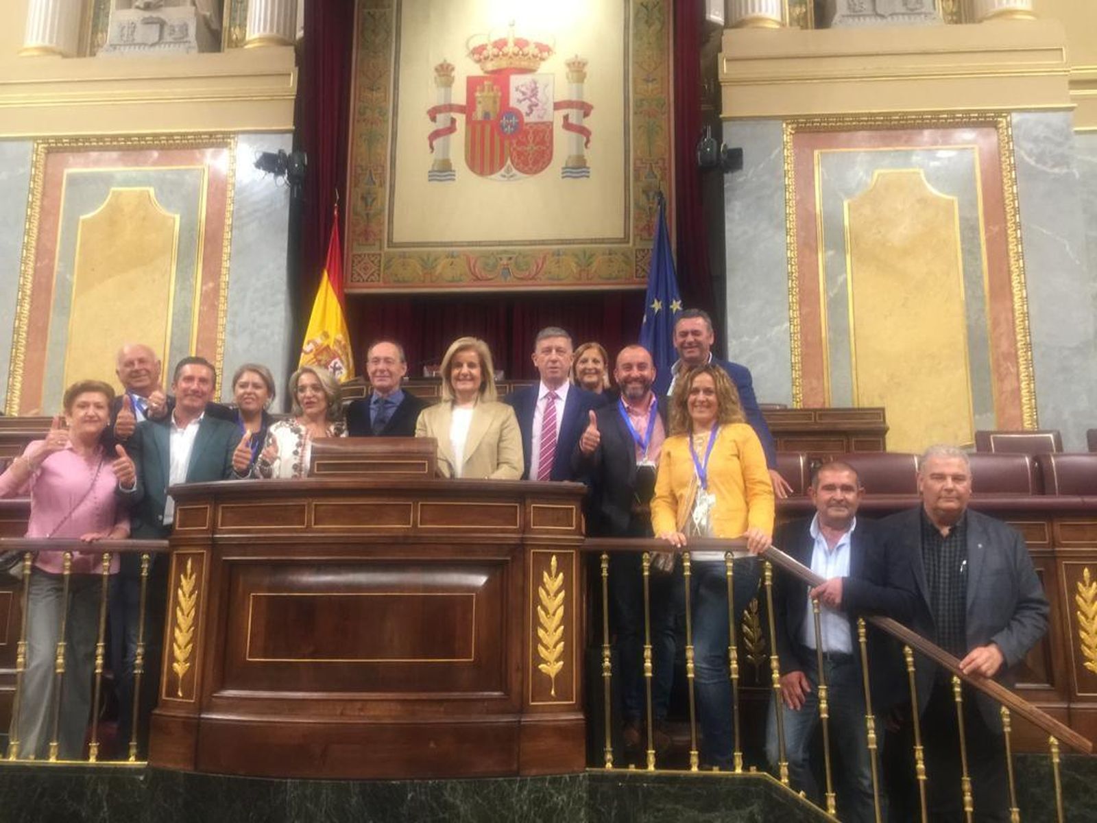Miembros de la plataforma, junto a los diputados del PSOE y PP en el Congreso tras la aprobación de la ley.