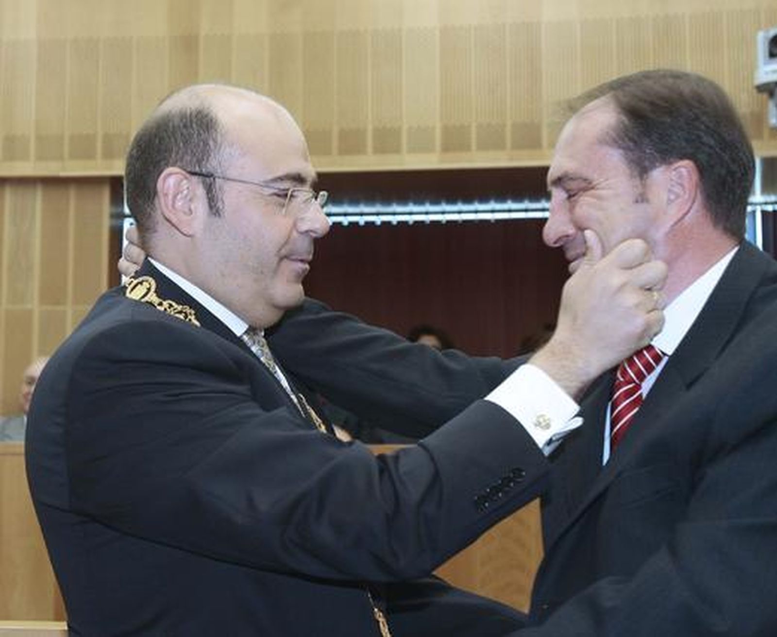 Sebastián Pérez es investido como nuevo presidente de la Diputación de Granada


Foto: Mar?de la Cruz