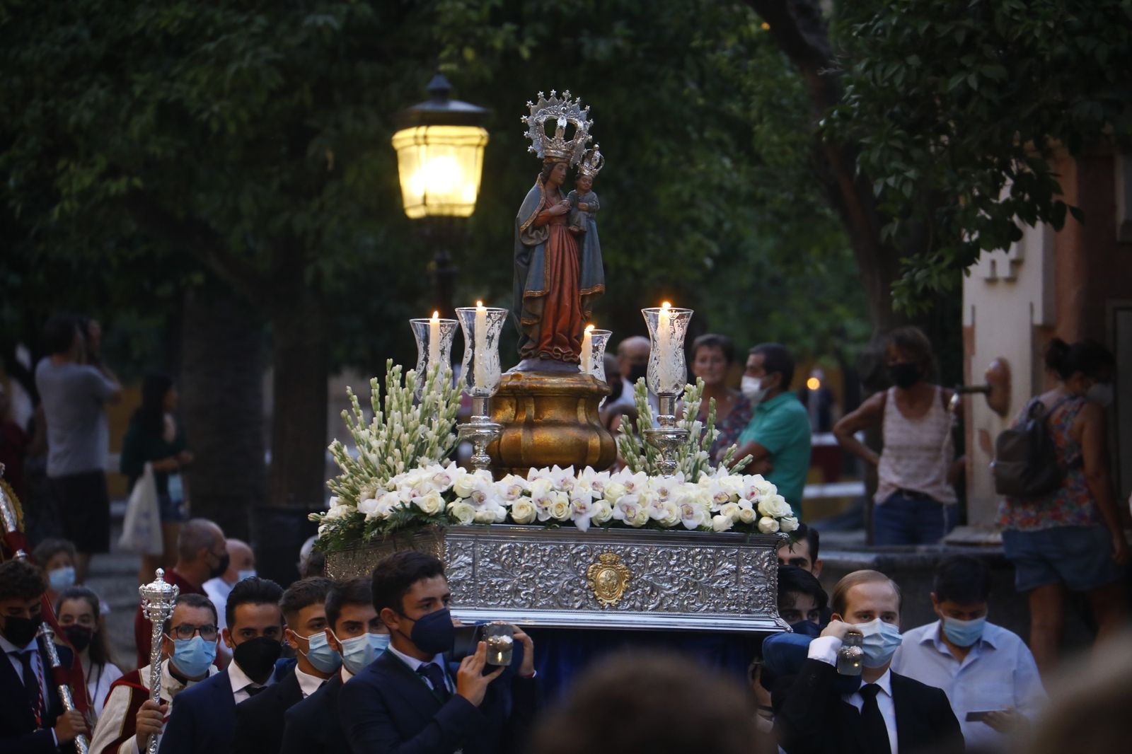 El vía lucis con la Virgen de la Fuensanta en el Patio de los Naranjos, en imágenes