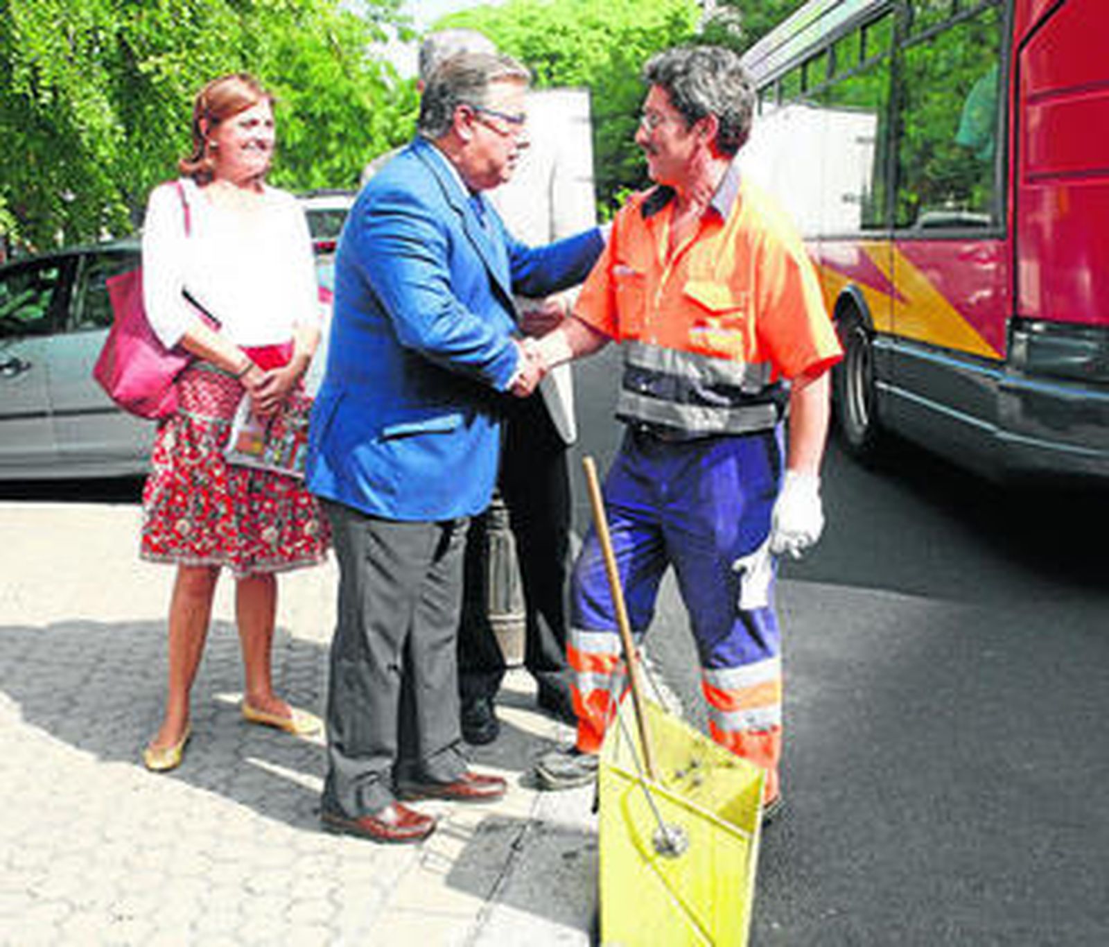 Juan Ignacio Zoido saluda a un empleado de Lipasam, acompañado de la delegada Pía Halcón.