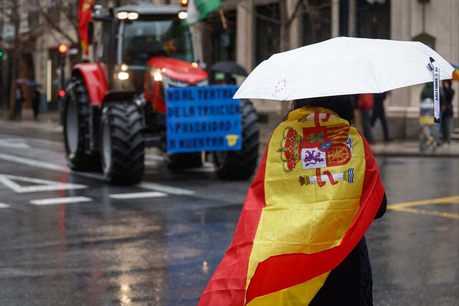 Las mejores imágenes de la tractorada que ha paralizado Granada bajo la lluvia