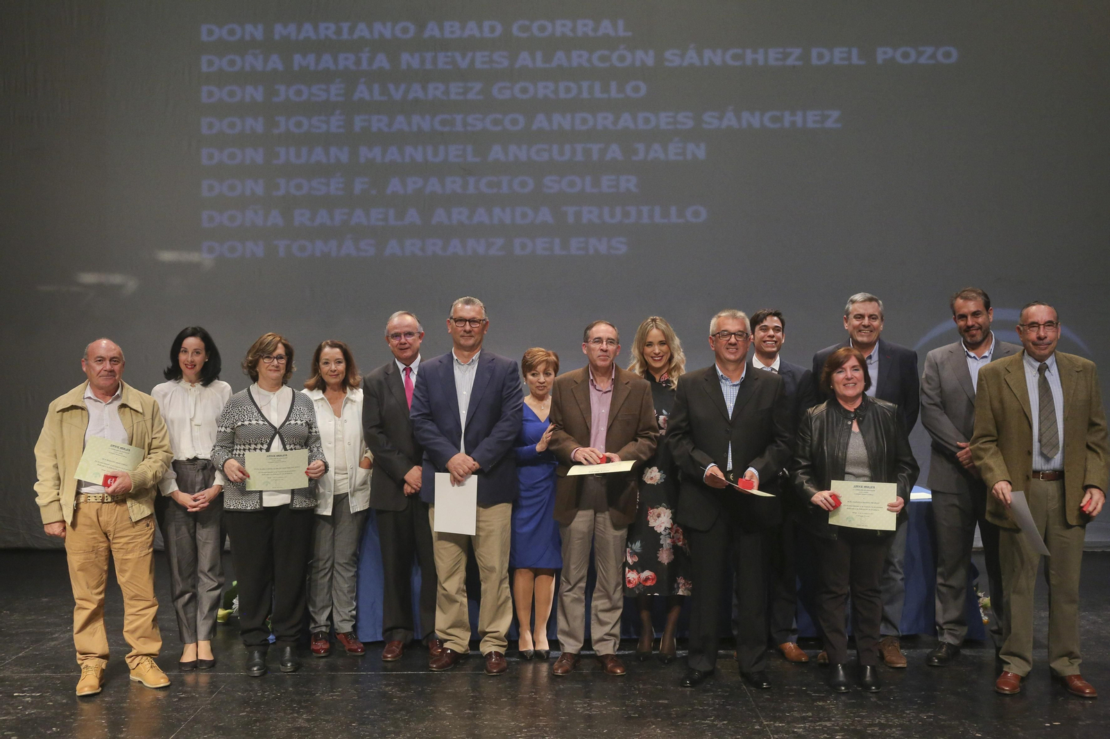 Un grupo de docentes junto a responsables de la Delegación Territorial, ayer, tras la recogida del diploma y la insignia.
