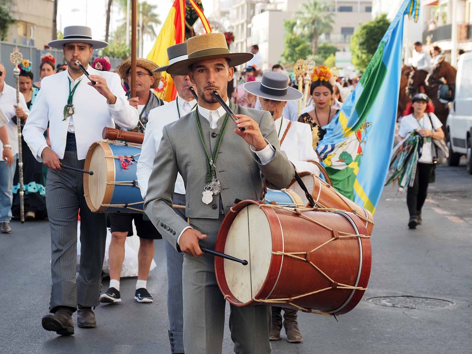 Salida de la Hermandad de Punta Umbría hacia El Rocío.
