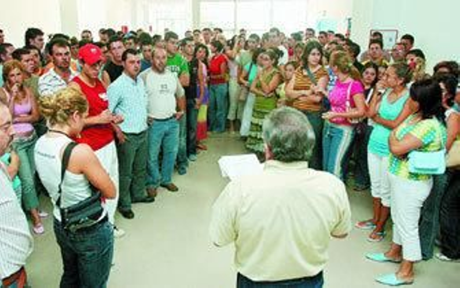 Retrospectiva de un examinador llamando a los alumnos para examinarse del teórico del permiso de conducir./M. Á. González Retrospectiva de un examinador llamando a los alumnos para examinarse del teórico del permiso de conducir./M. Á. González