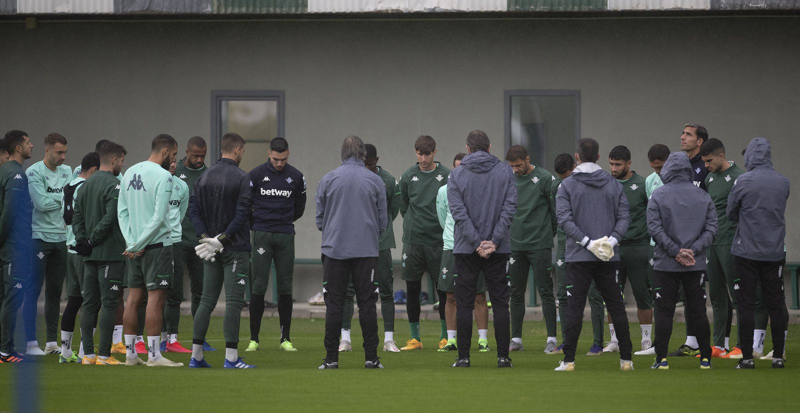 Jugadores y cuerpo técnico guardan un minuto de silencio por Maradona.