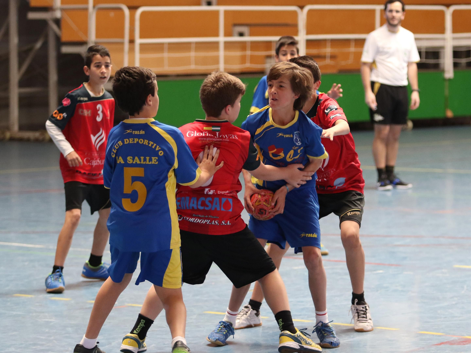 Lance del partido alevín entre el Cunext y La Salle.
