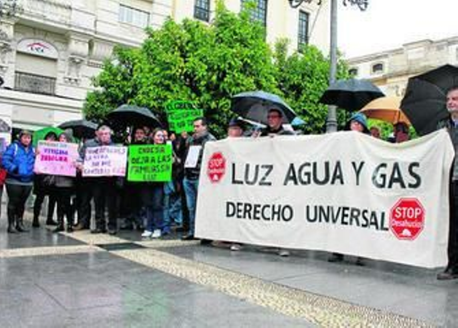 Los manifestantes, momentos antes de partir hacia la sede de Endesa.