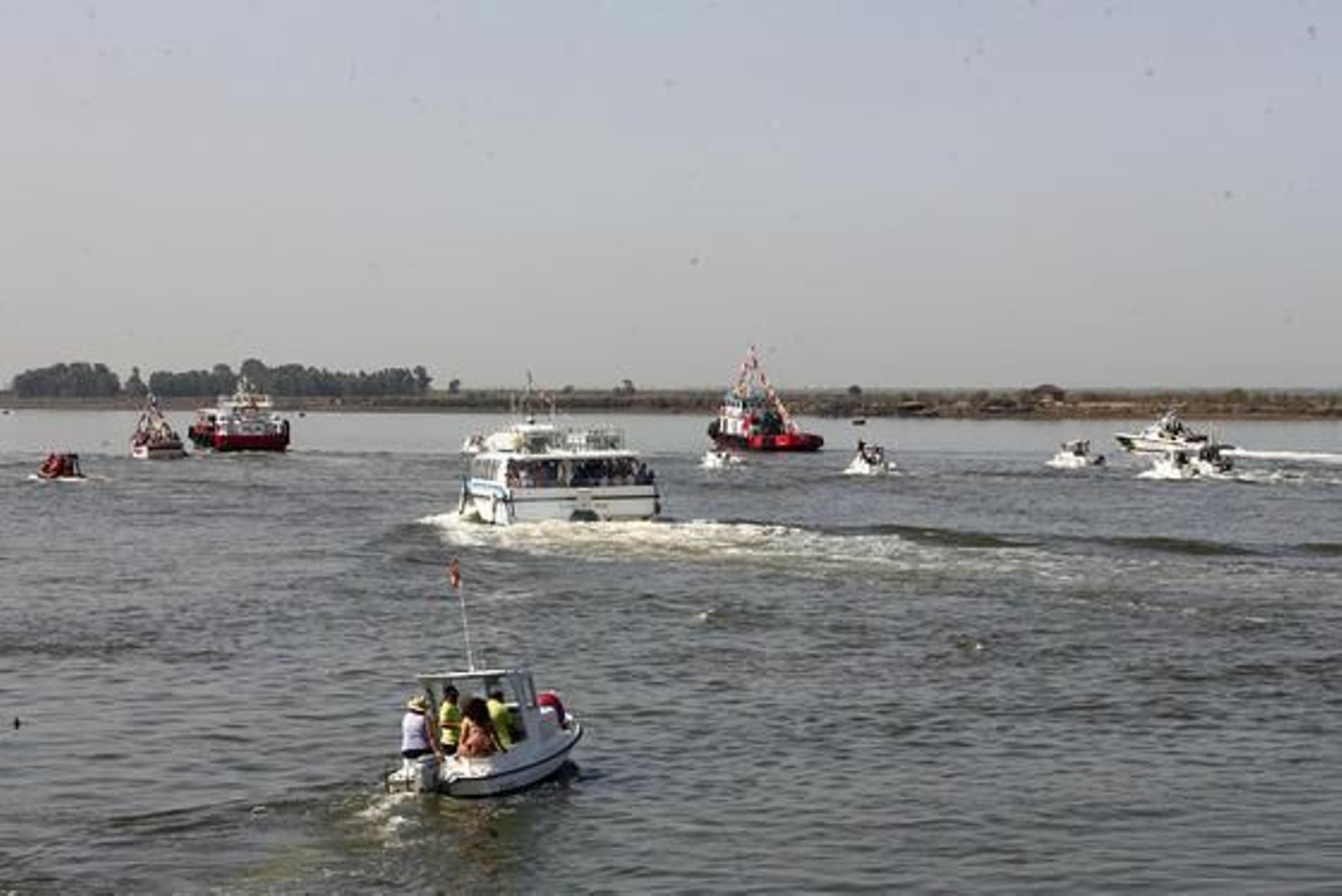 Una decena de embarcaciones acompañaron a la Virgen

Foto: EFE