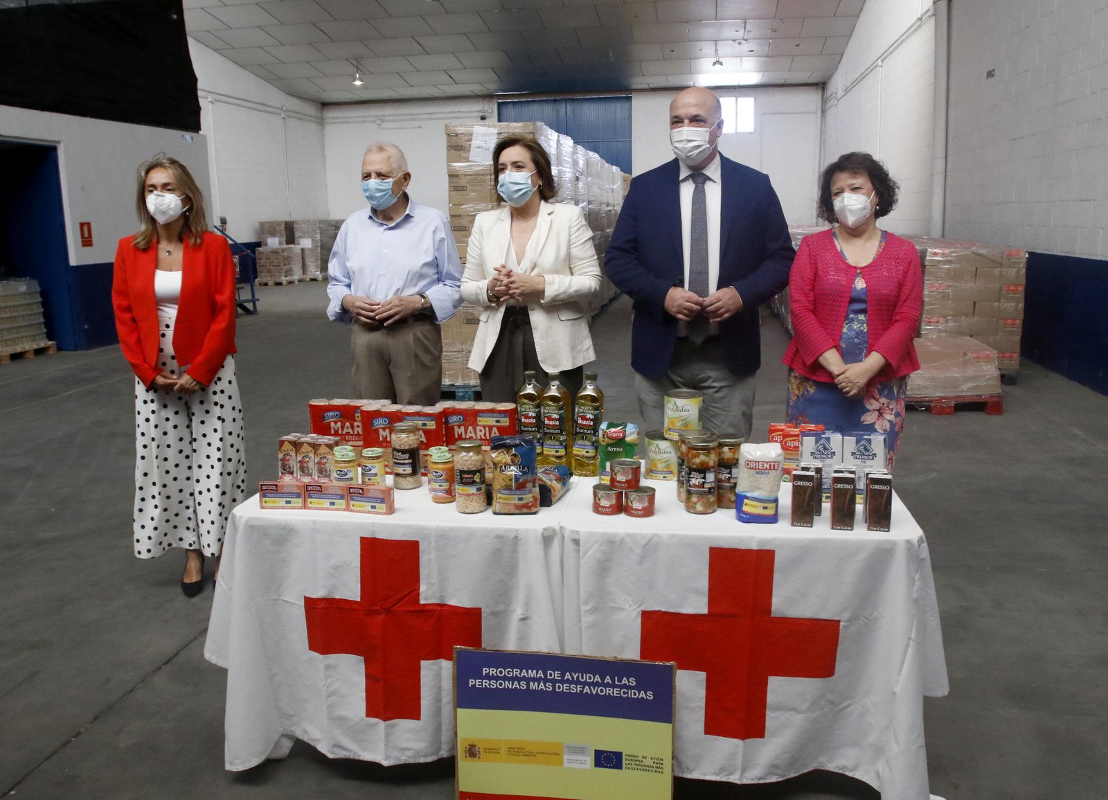 Representantes institucionales, en el acto de entrega de alimentos