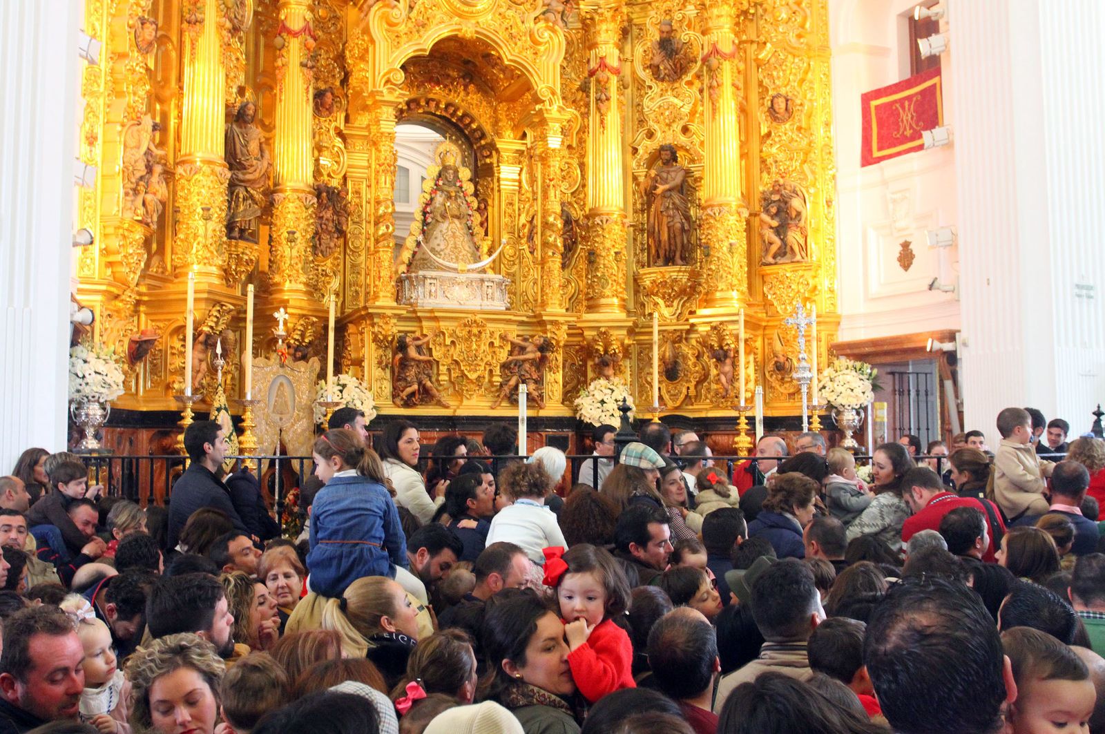 El Rocío celebra La Candelaria con la presentación de los niños a la Virgen, en imágenes