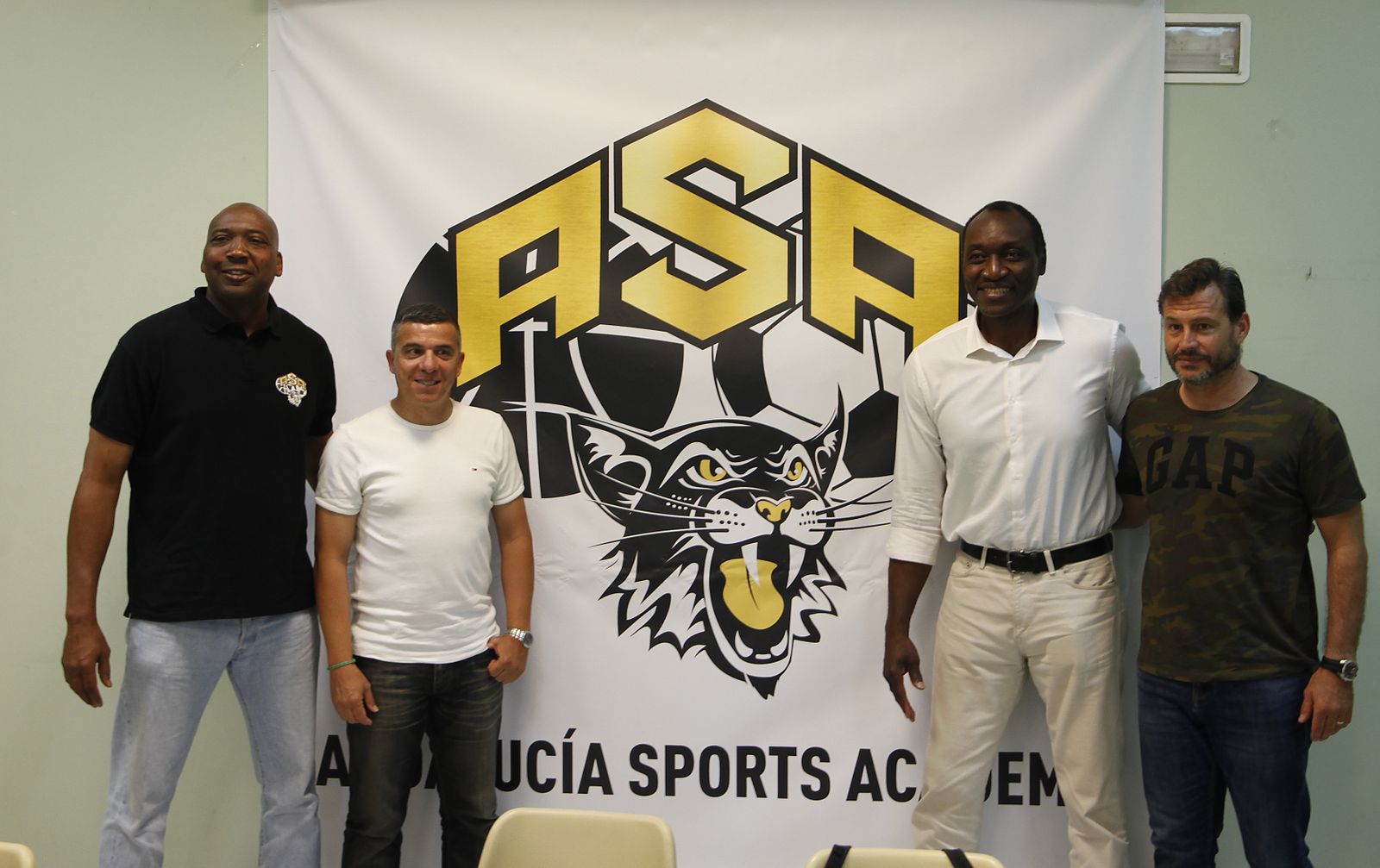 Mike Smith, Valentín, Lavodrama y Prieto posan junto al logotipo de Andalucía Sports Academy en la presentación del campus de verano.