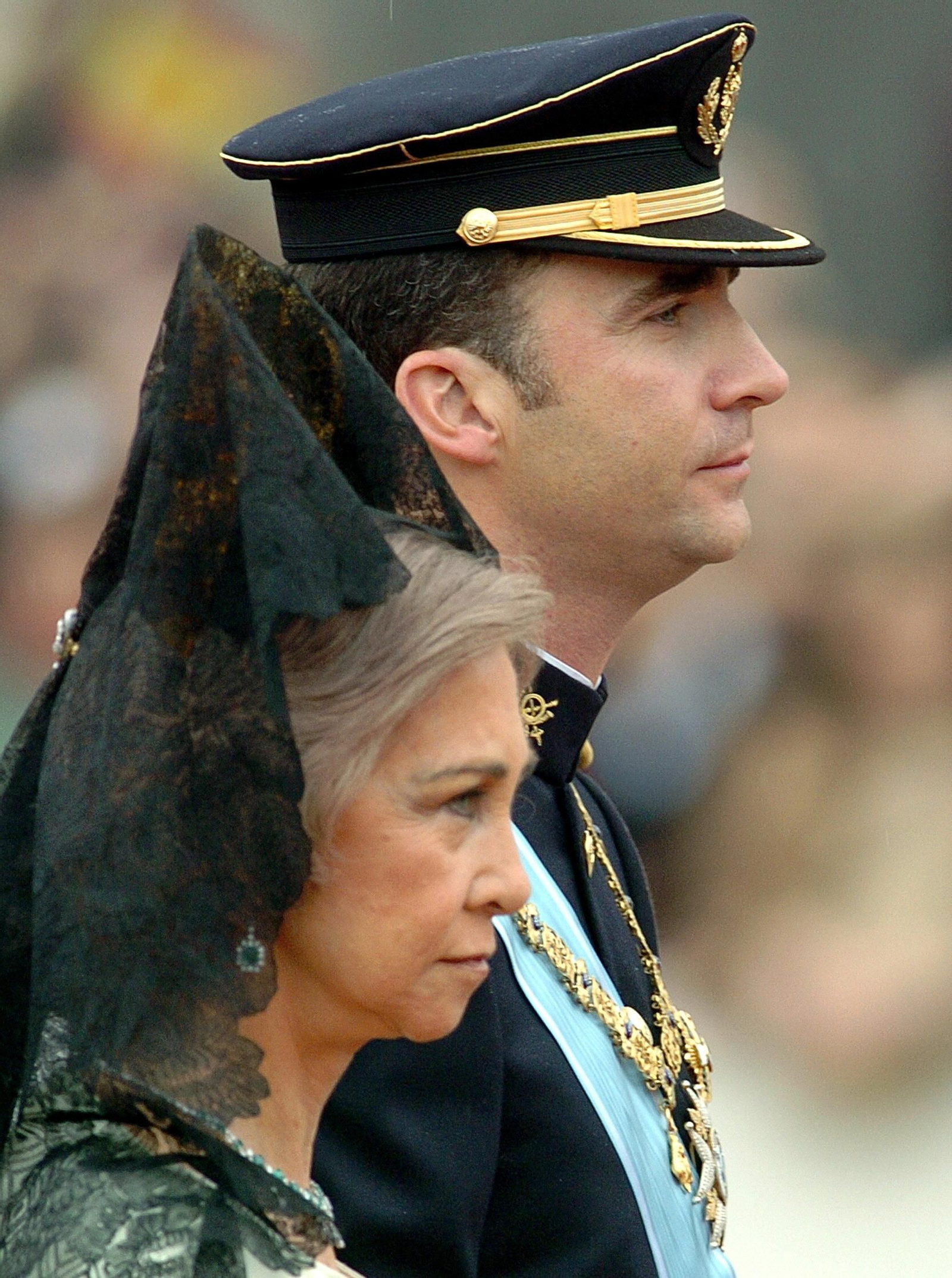 Don Felipe y su madre y madrina, doña Sofía, del brazo para llegar a la Almudena