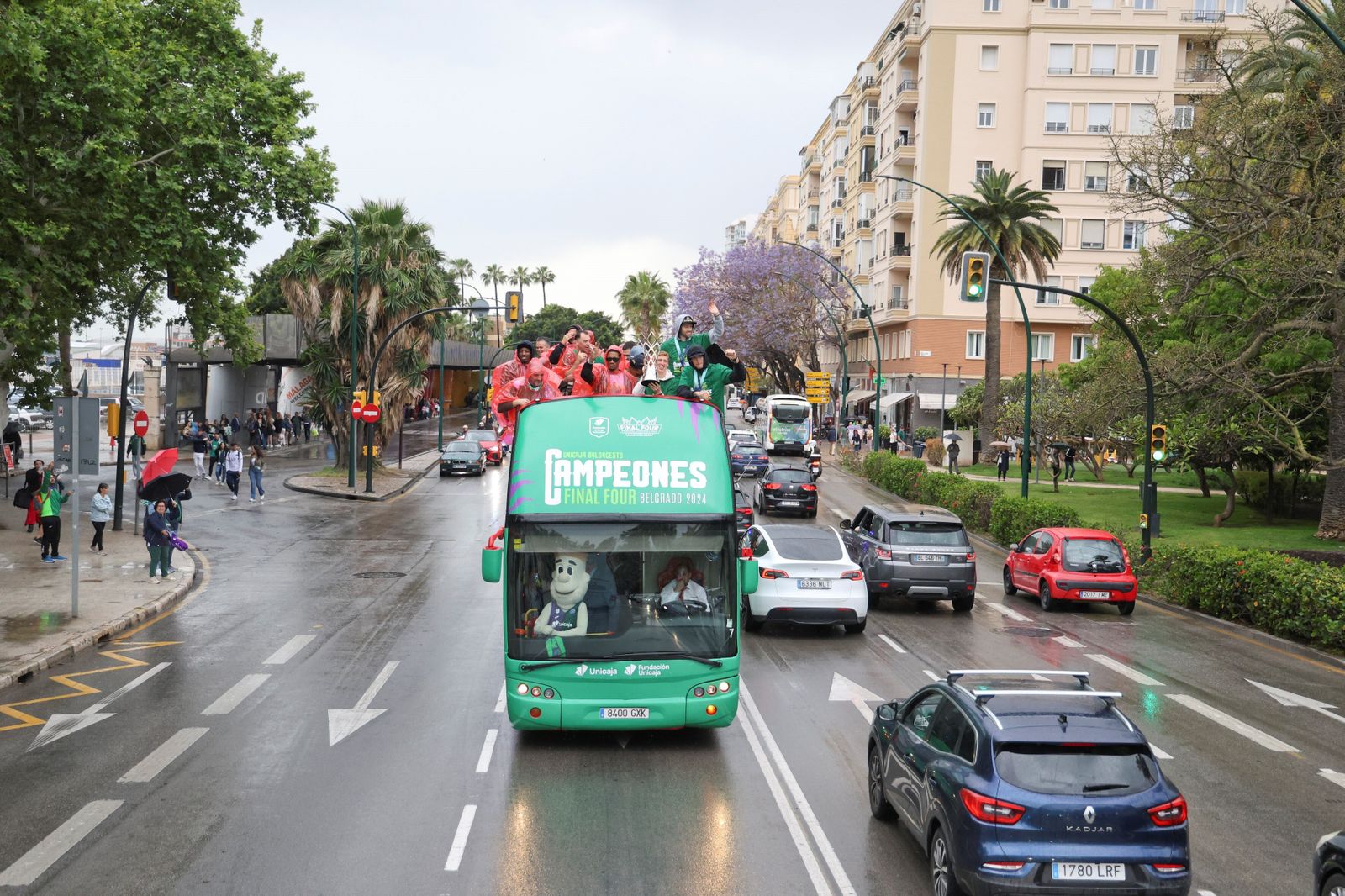 El Unicaja celebra en las calles de Málaga el título de la BCL