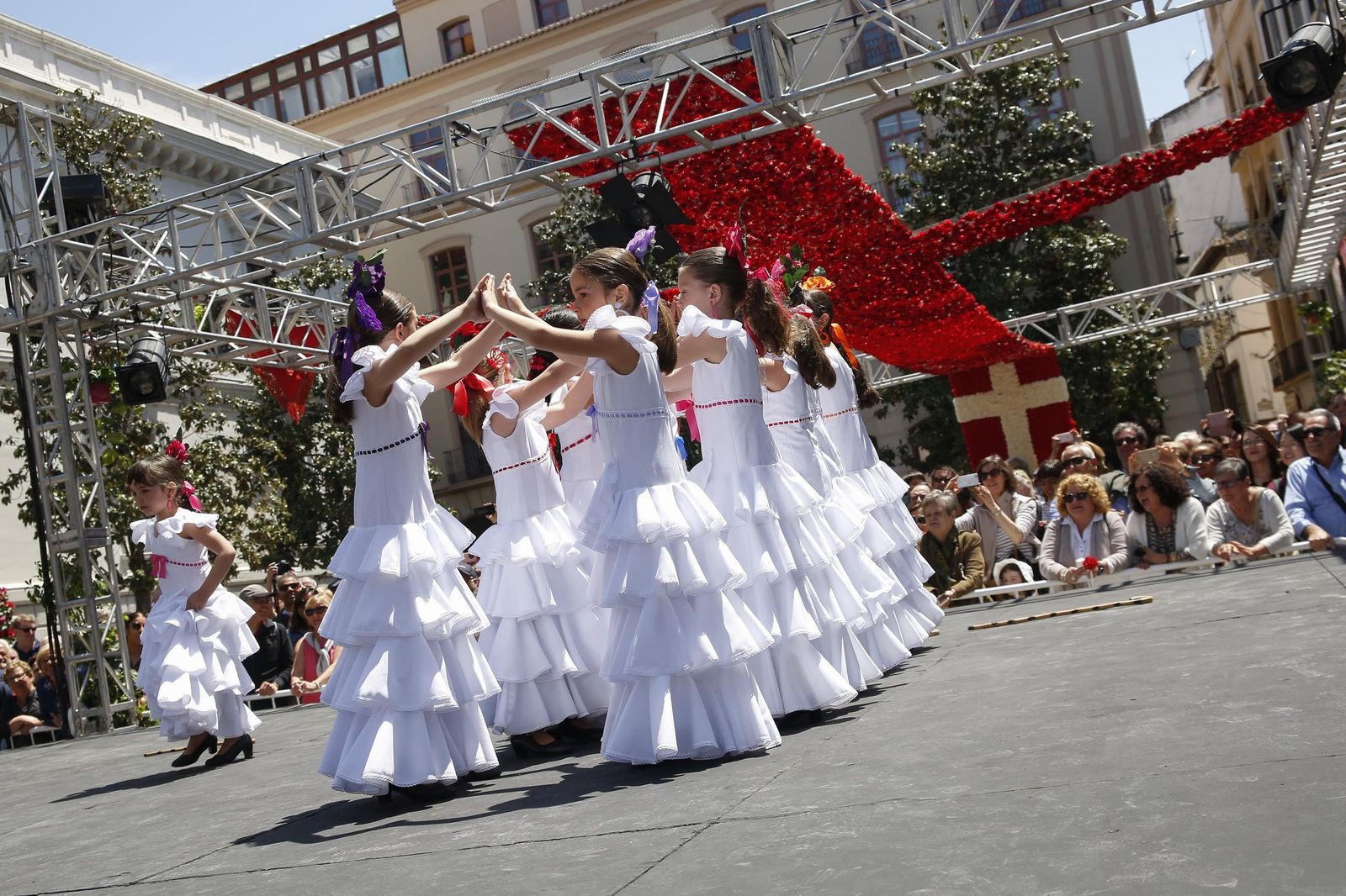 Jornada de 'colas' entre mantones, peros y tijeras
