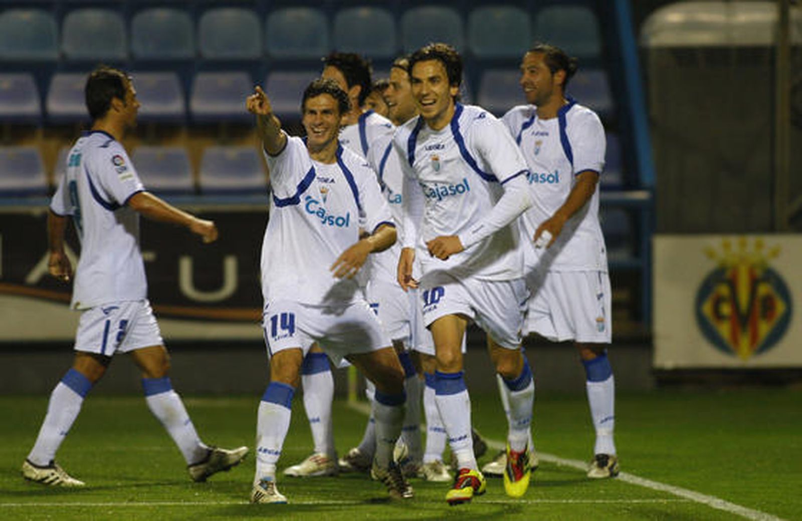 El Xerez vuelve a saborear el triunfo después de seis jornadas gracias a los goles de Héctor (pp) y Óscar Díaz./Fotos:LOF

Foto: LOF