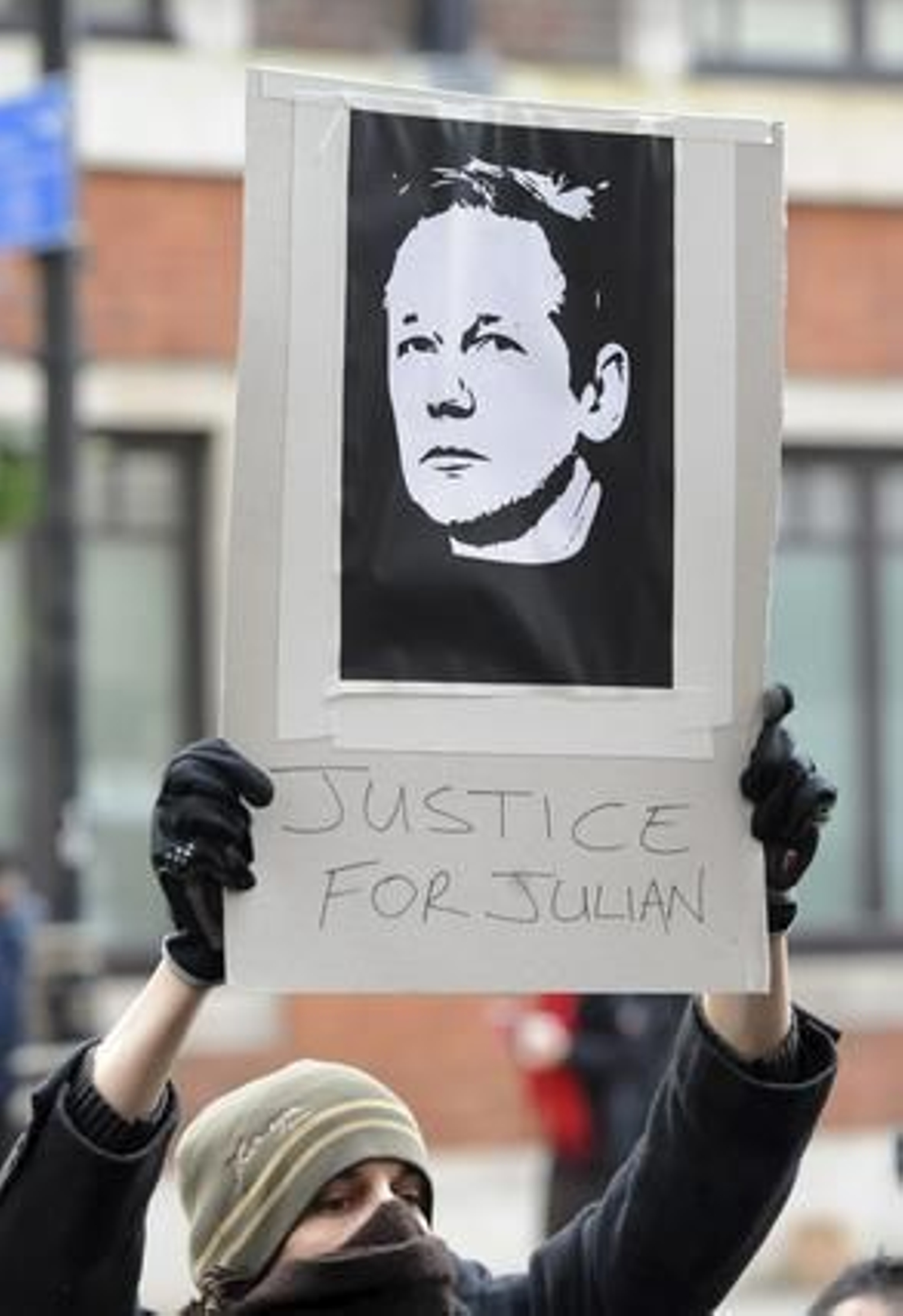 La policía del Reino Unido detiene al fundador de Wikileaks, Julian Assange. / EFE