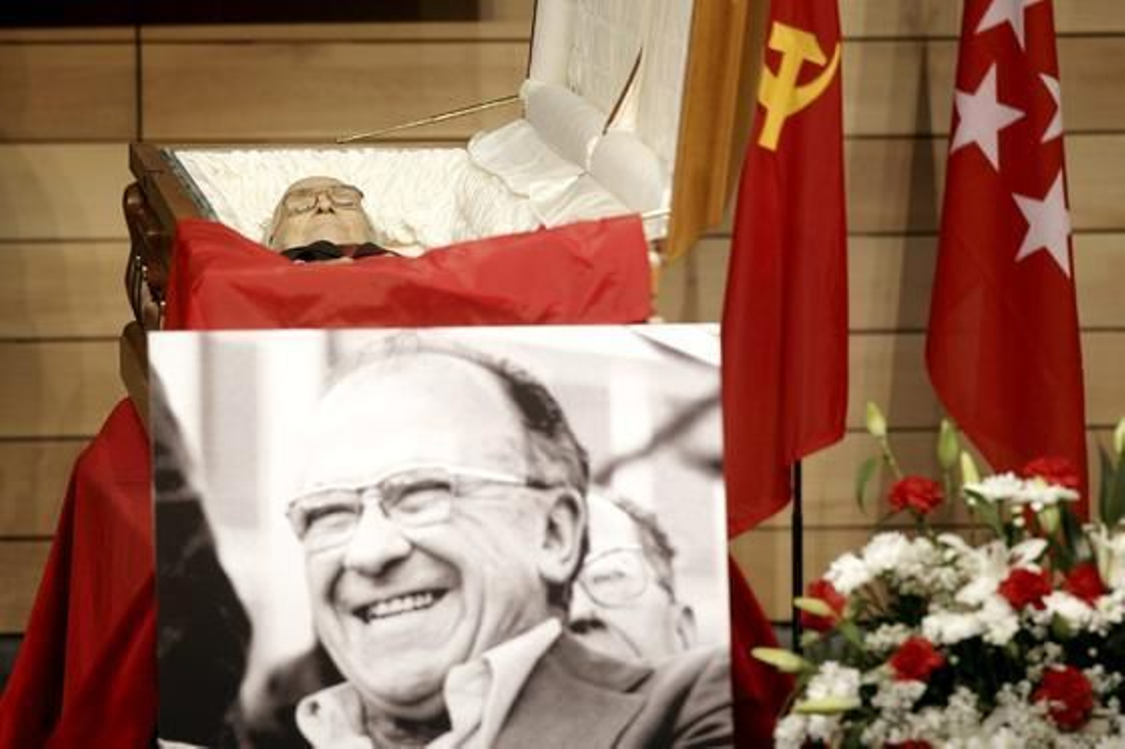 Los restos mortales de Santiago Carrillo, ex secretario general del PCE, en la sede de CCOO.  Foto: EFE