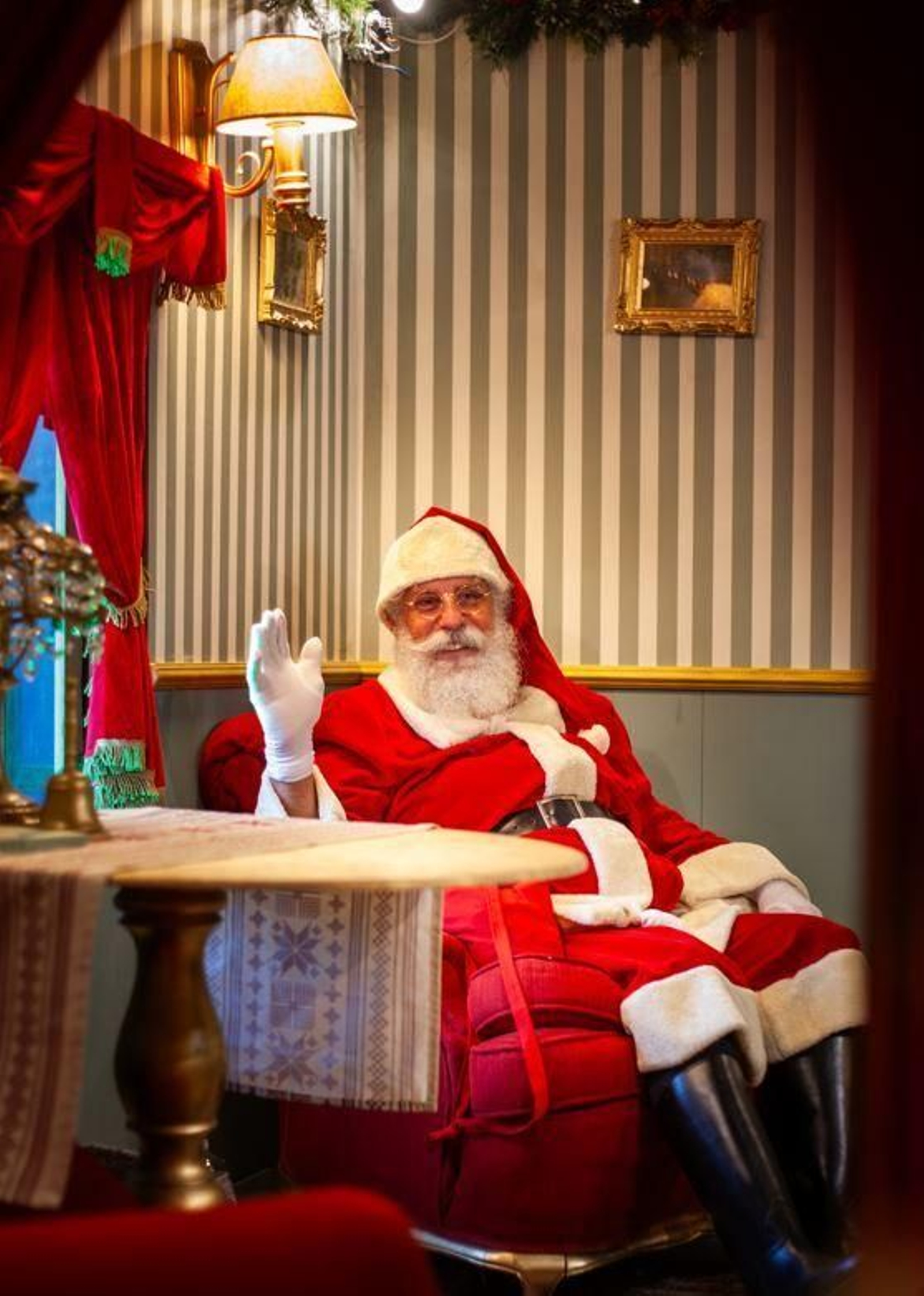 Papa Noel, en el poblado navideño