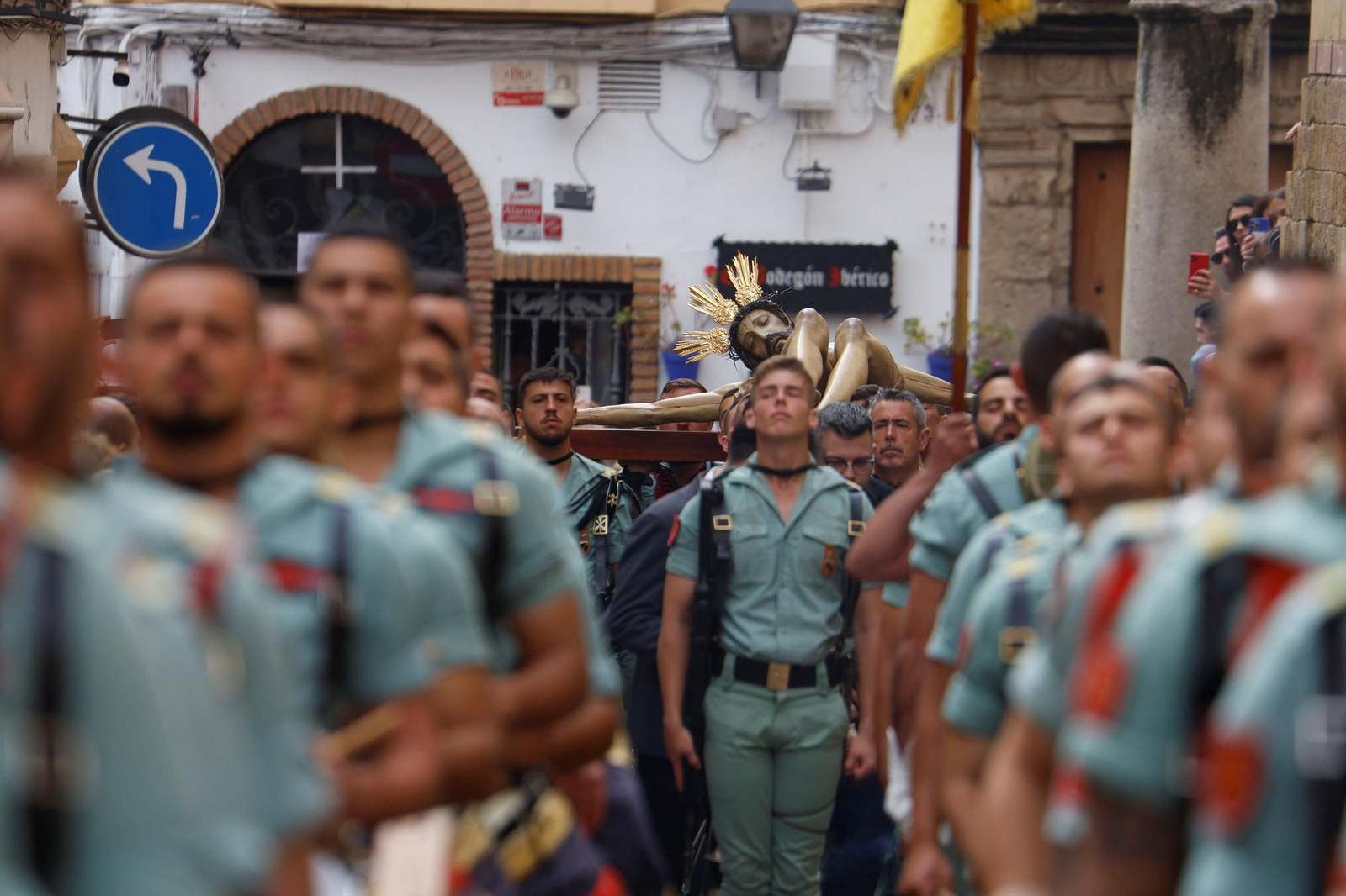 El vía crucis de la Caridad con la Legión en el Viernes Santo de Córdoba, en imágenes