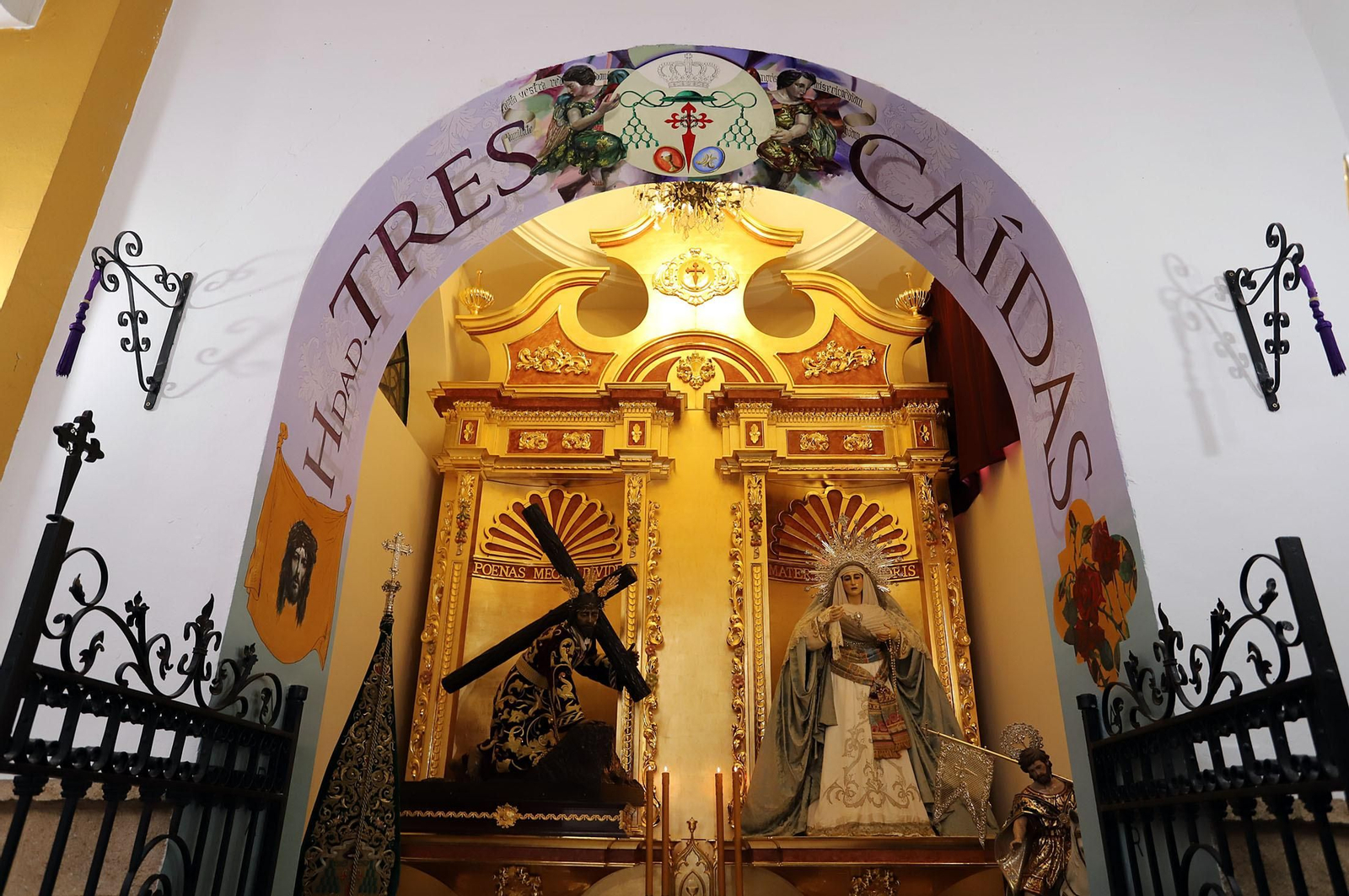 Las imágenes del Señor de las Penas y la Virgen del Amor en su nuevo retablo.