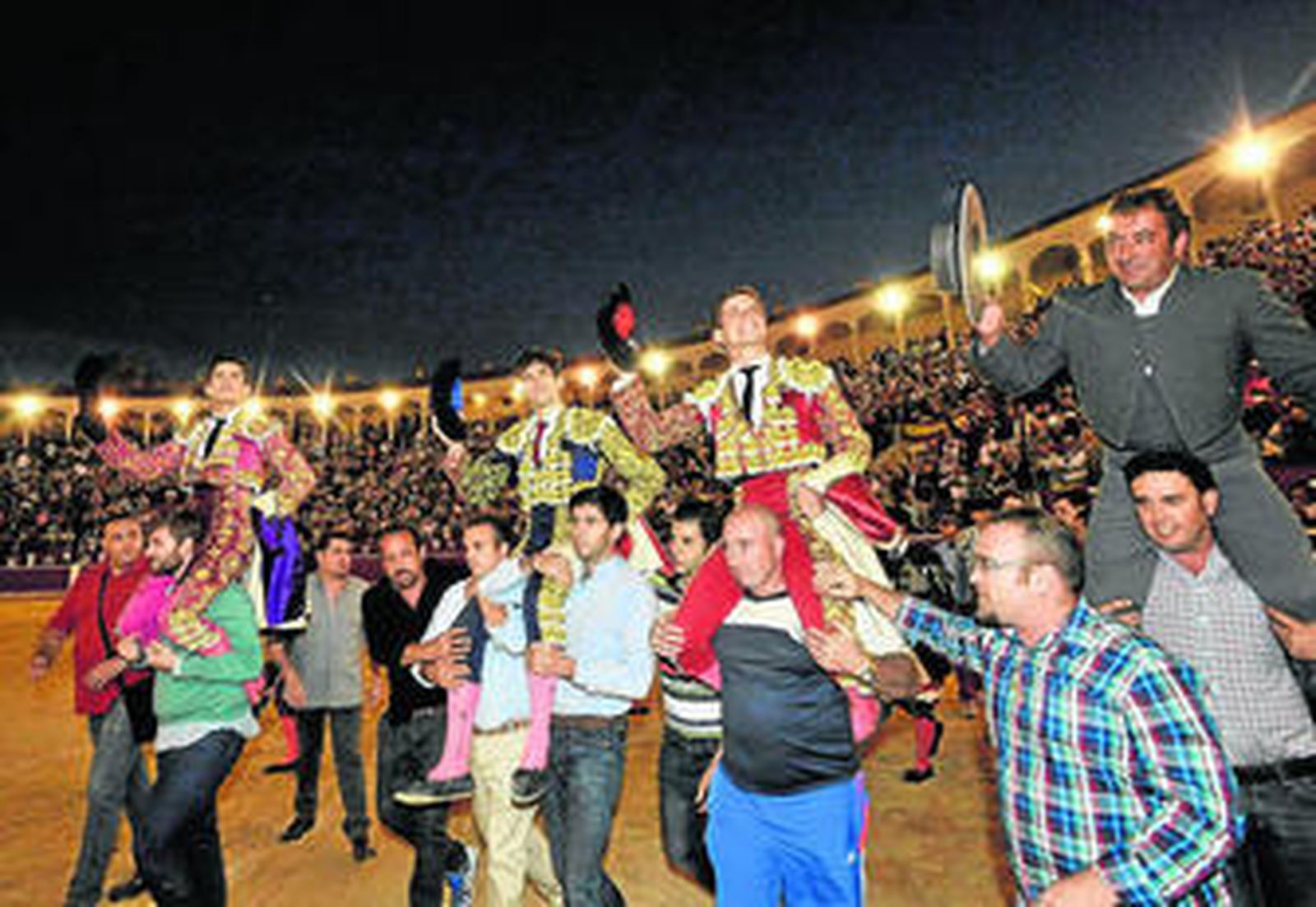 José Garrido, López Simón y El Juli, en su salida a hombros de la plaza de toros de Albacete.