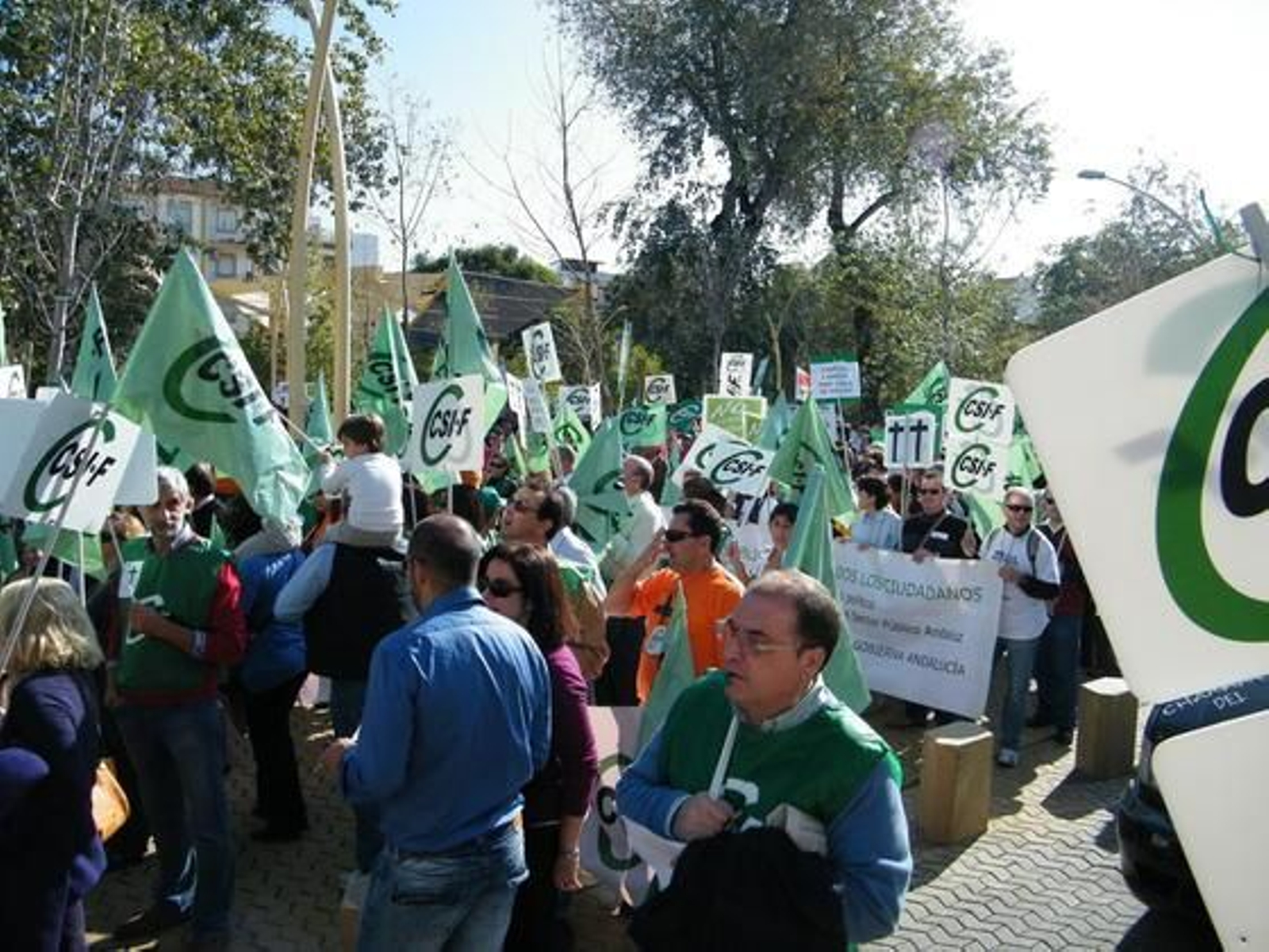 Miles de funcionarios se manifestaron desde la Alameda de Hércules hasta el Parlamento andaluz contra el decreto de la Junta bajo el lema 'Defiendo mi derecho y la gestión pública'.