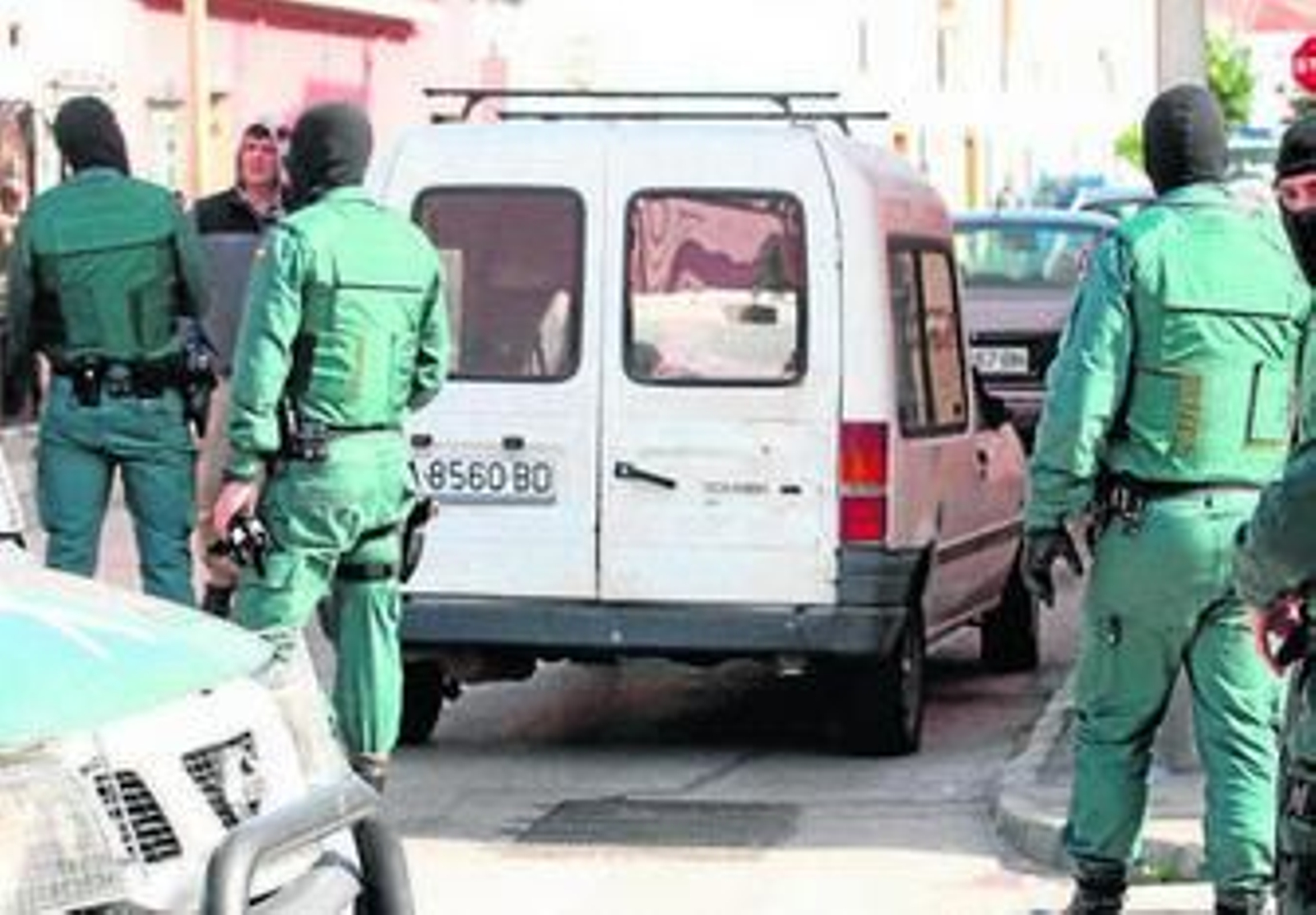 Agentes de la Guardia Civil, ayer durante uno de los registros.