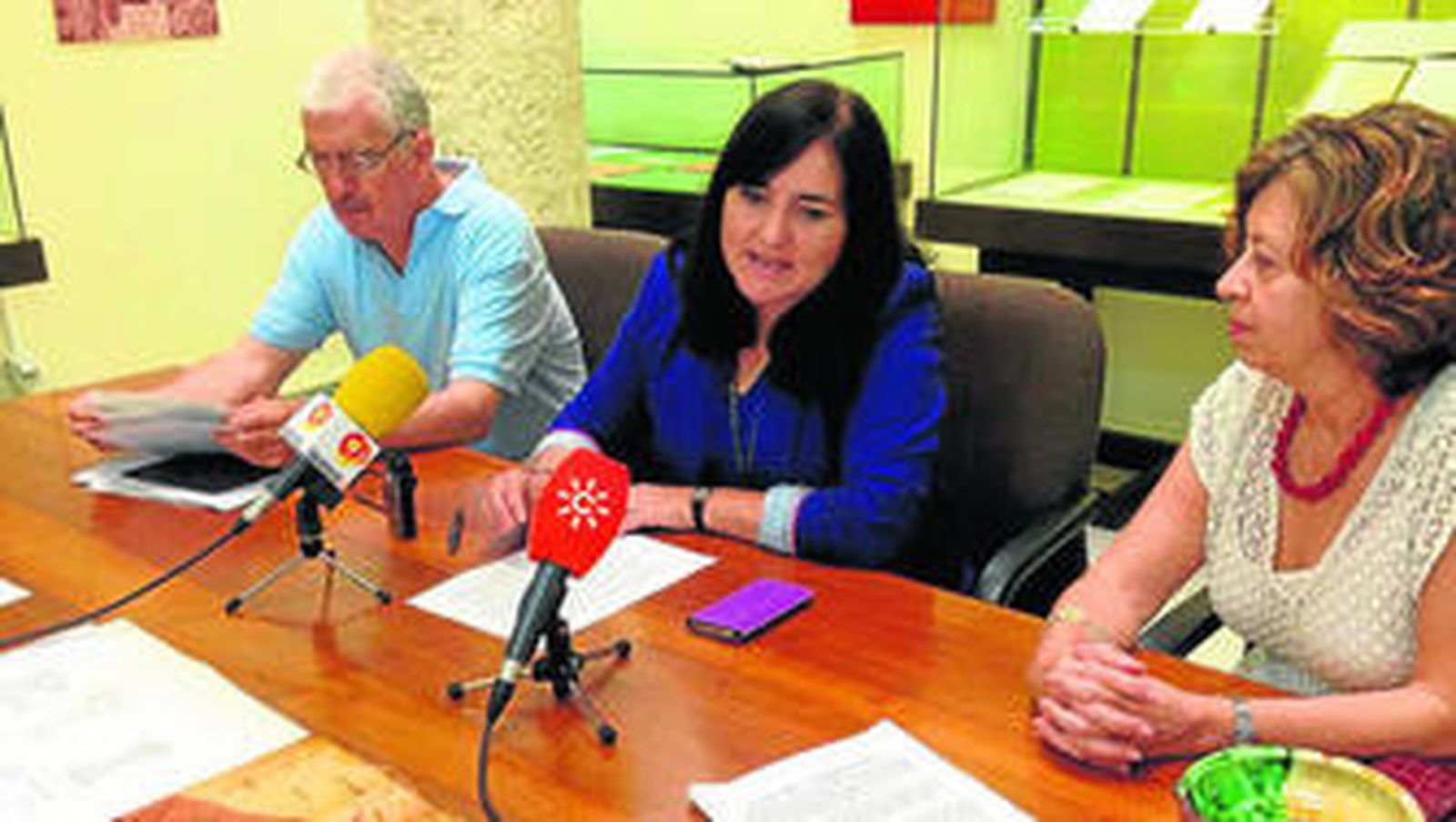 La delegada, Isabel Arévalo junto a Hermelindo Castro y María Luisa Andrés.