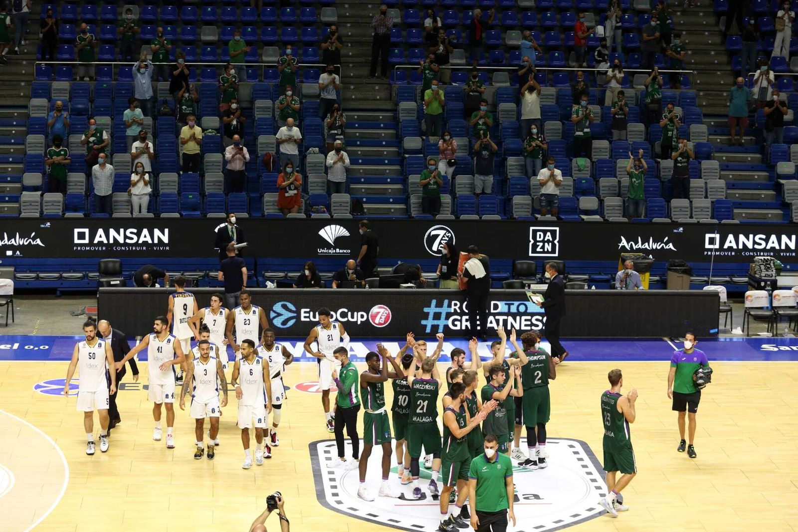 El Unicaja agradece a la afición al final.