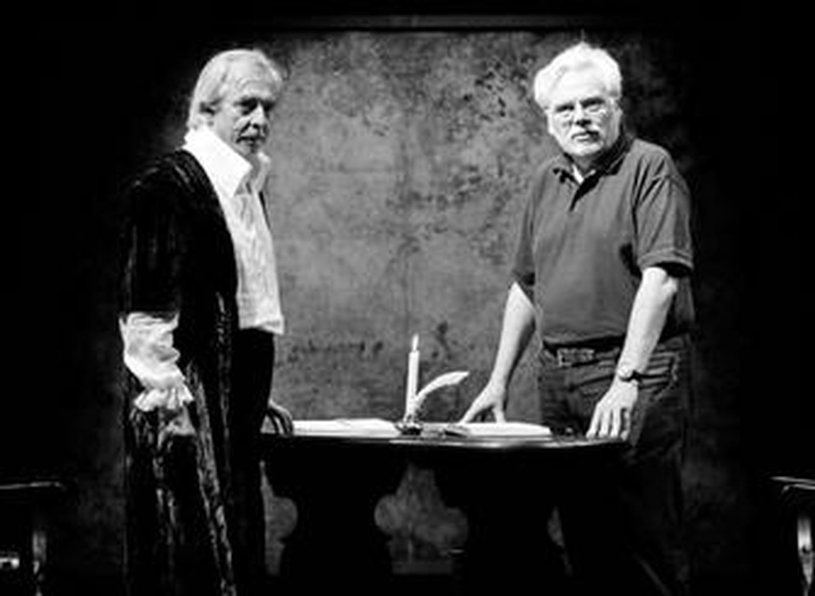 El actor Roberto Quintana, en el papel del científico italiano, y el escenógrafo Juan Ruesga, durante uno de los ensayos de la obra.