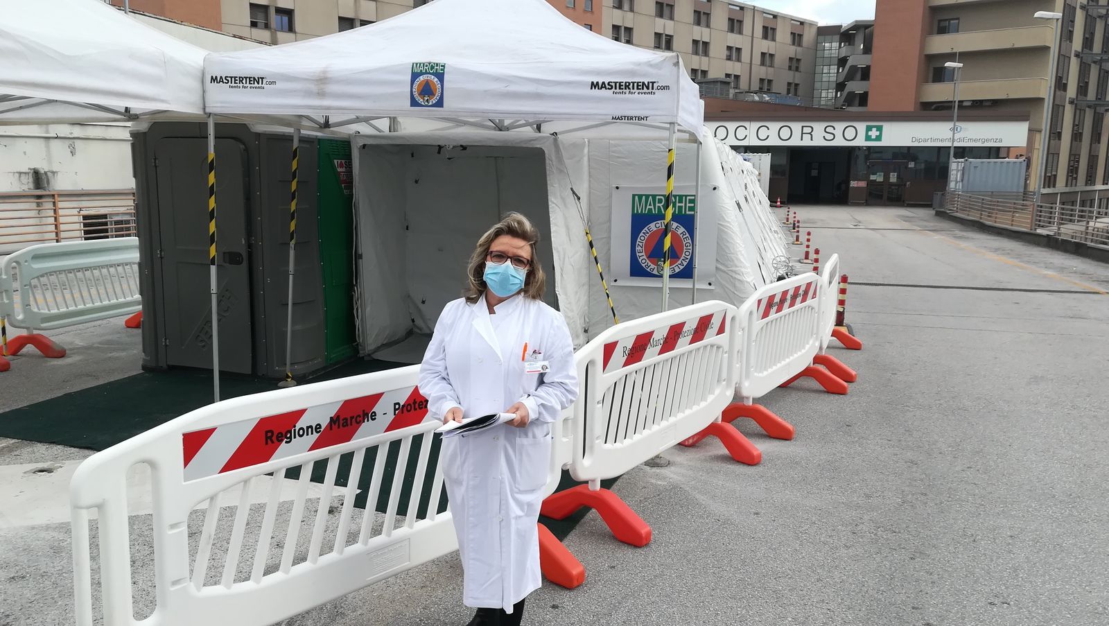 Marisol Ferreiro, en una zona con del hospital habilitada con carpas.