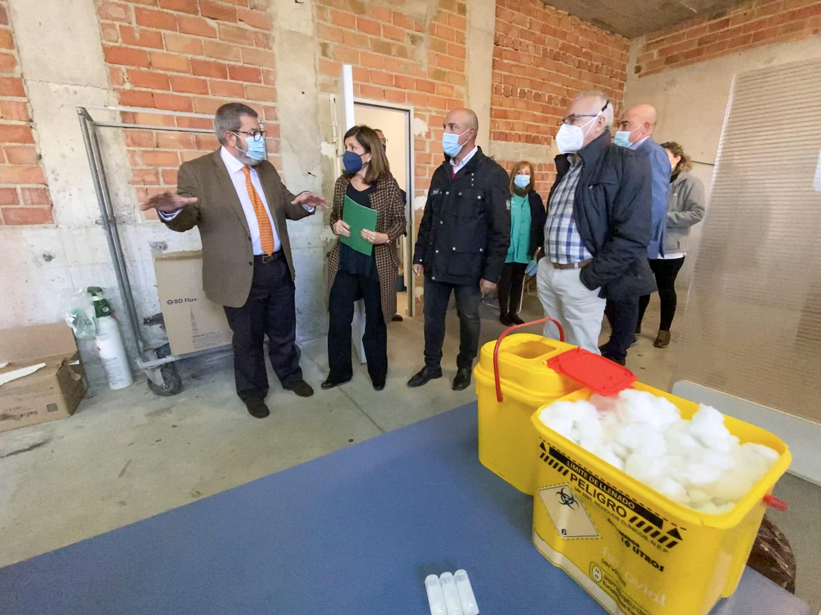 Un momento de la visita al sótano del centro de salud de Rute.